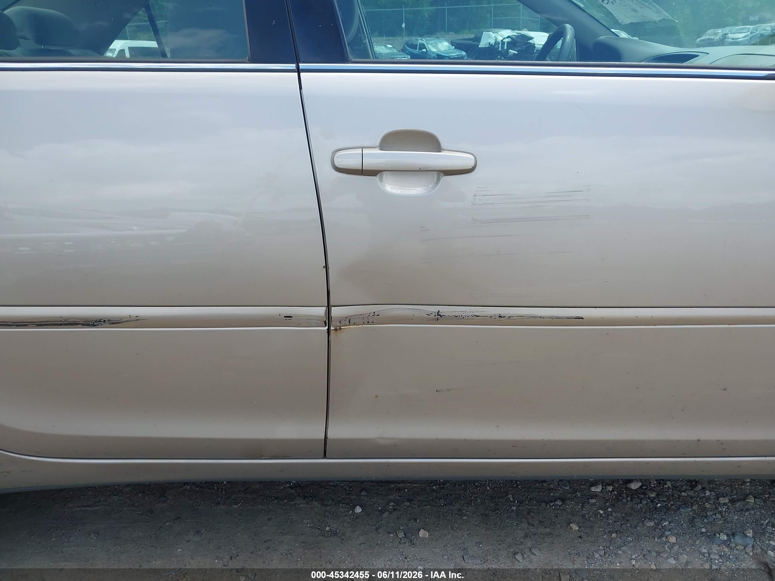2005 Toyota Camry Le Gold vin: 4T1BE30K95U030350