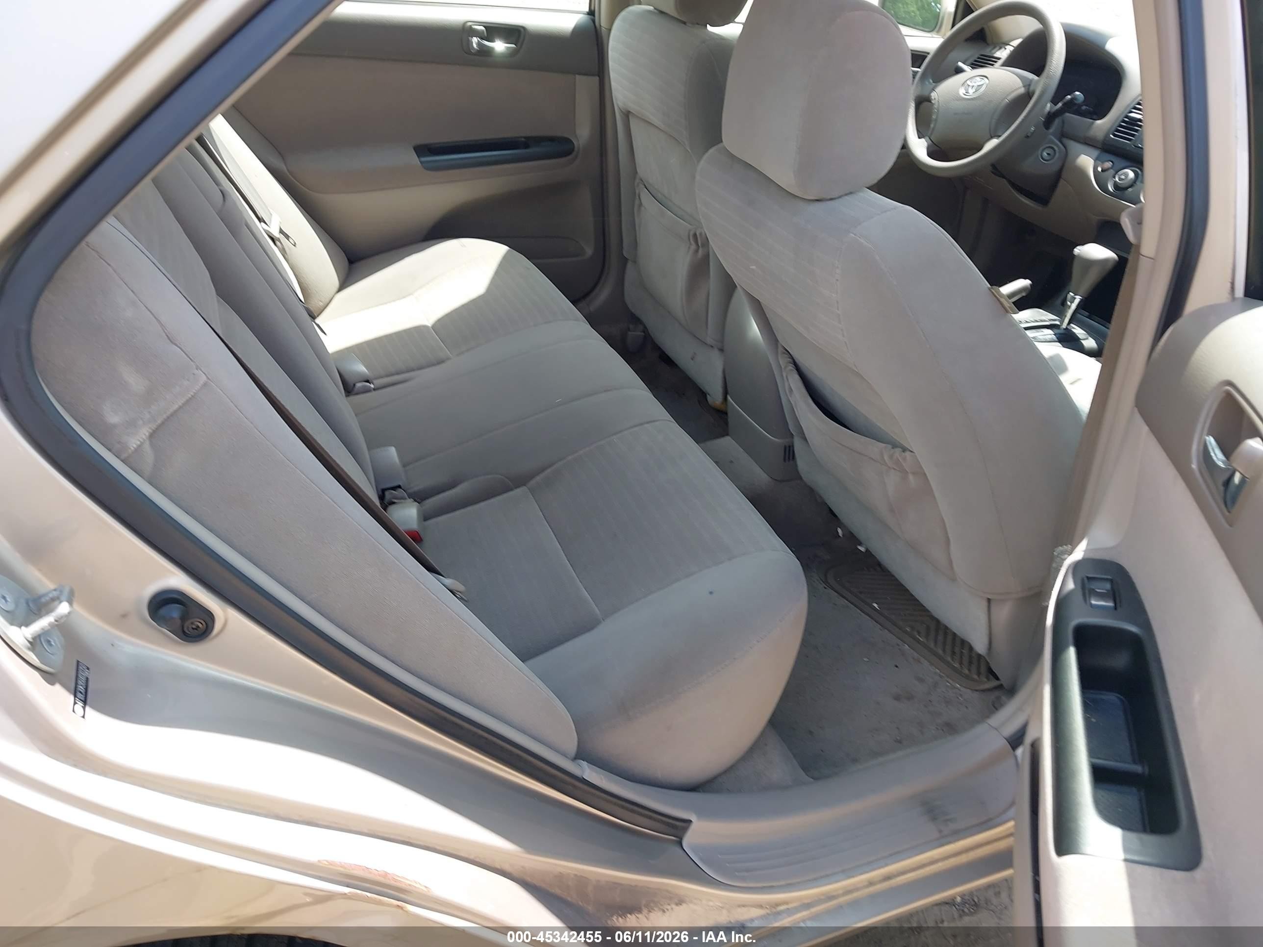 2005 Toyota Camry Le Gold vin: 4T1BE30K95U030350