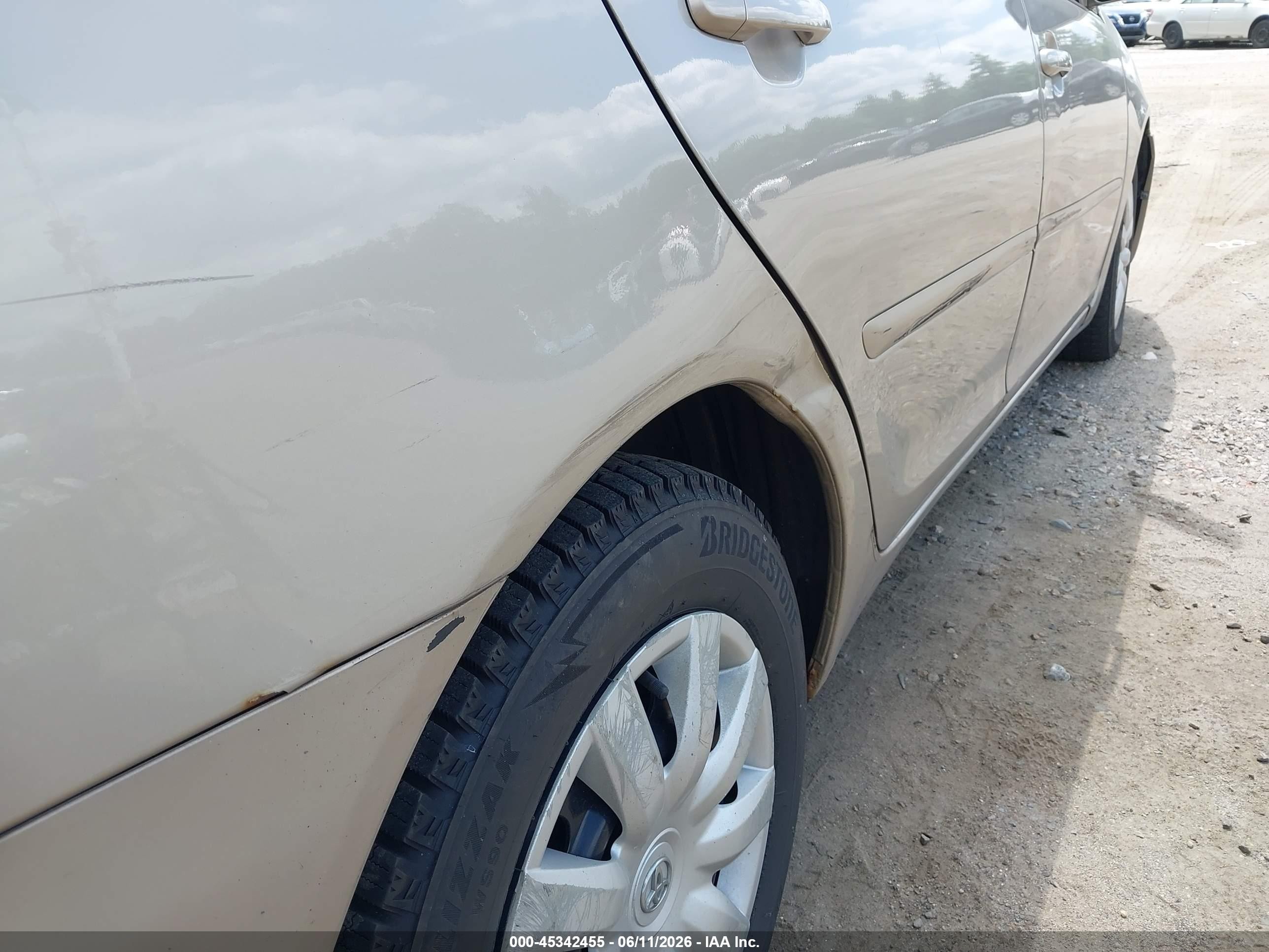 2005 Toyota Camry Le Gold vin: 4T1BE30K95U030350