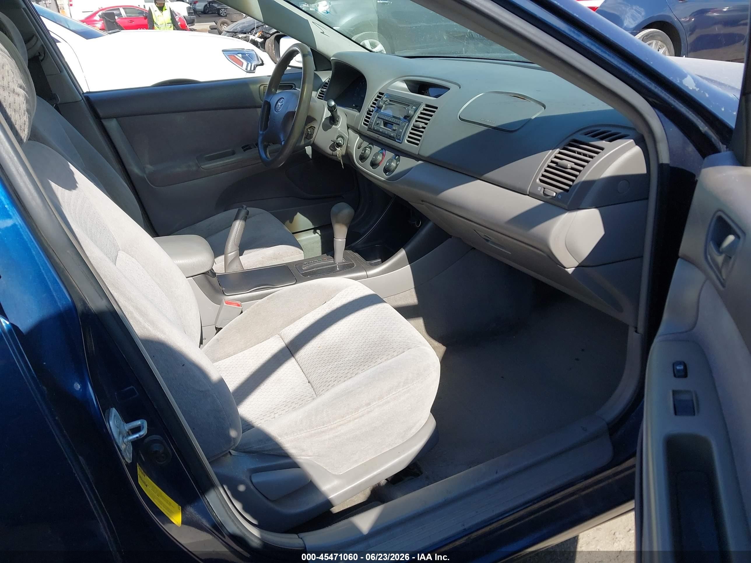 2002 Toyota Camry Le Blue vin: 4T1BE30KX2U559785