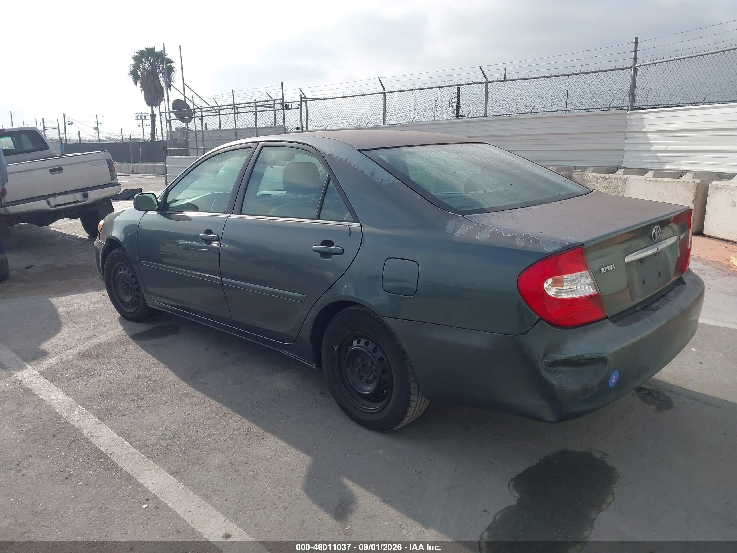2002 Toyota Camry Le Gray vin: 4T1BE30KX2U573251