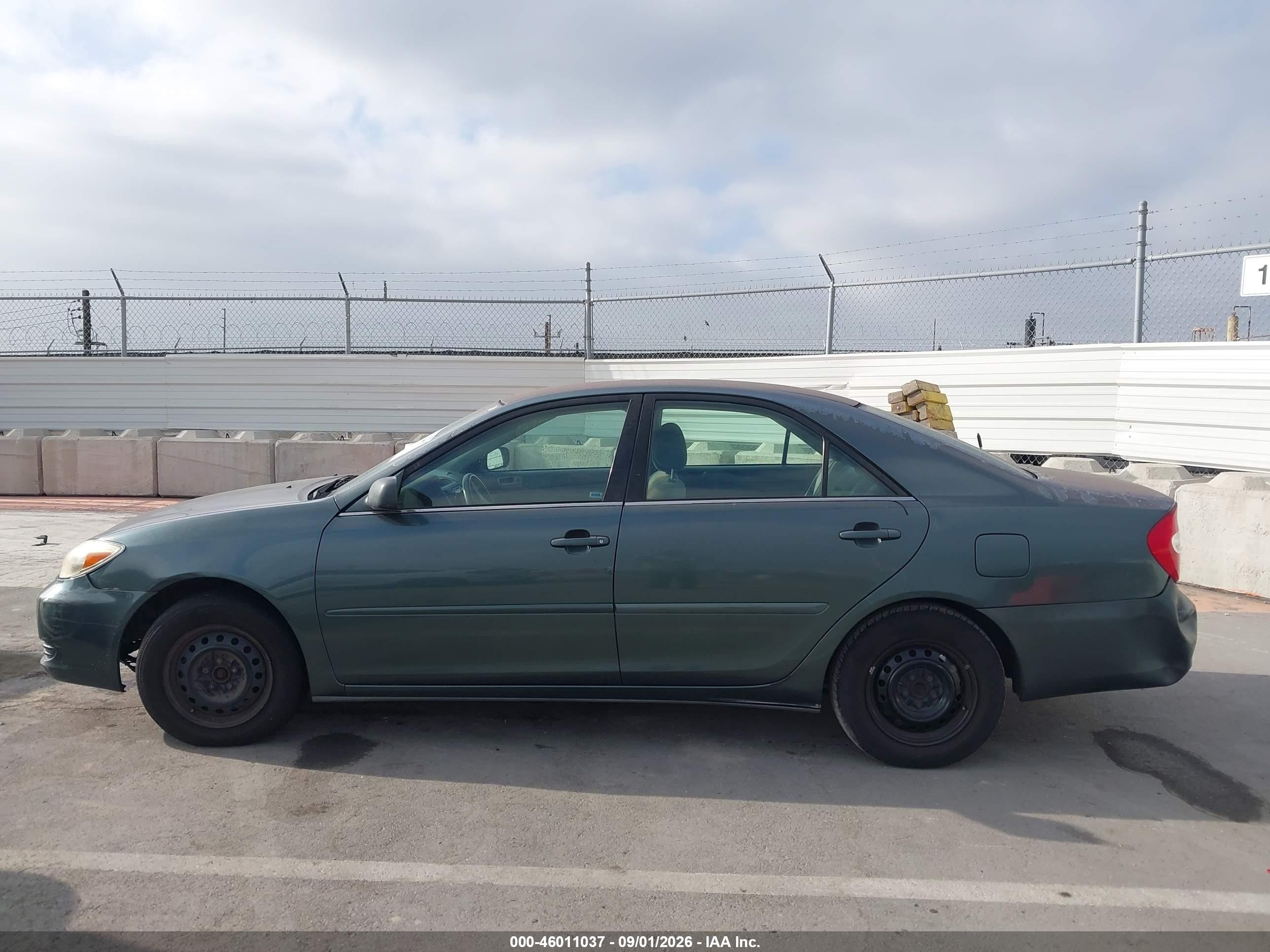 2002 Toyota Camry Le Gray vin: 4T1BE30KX2U573251