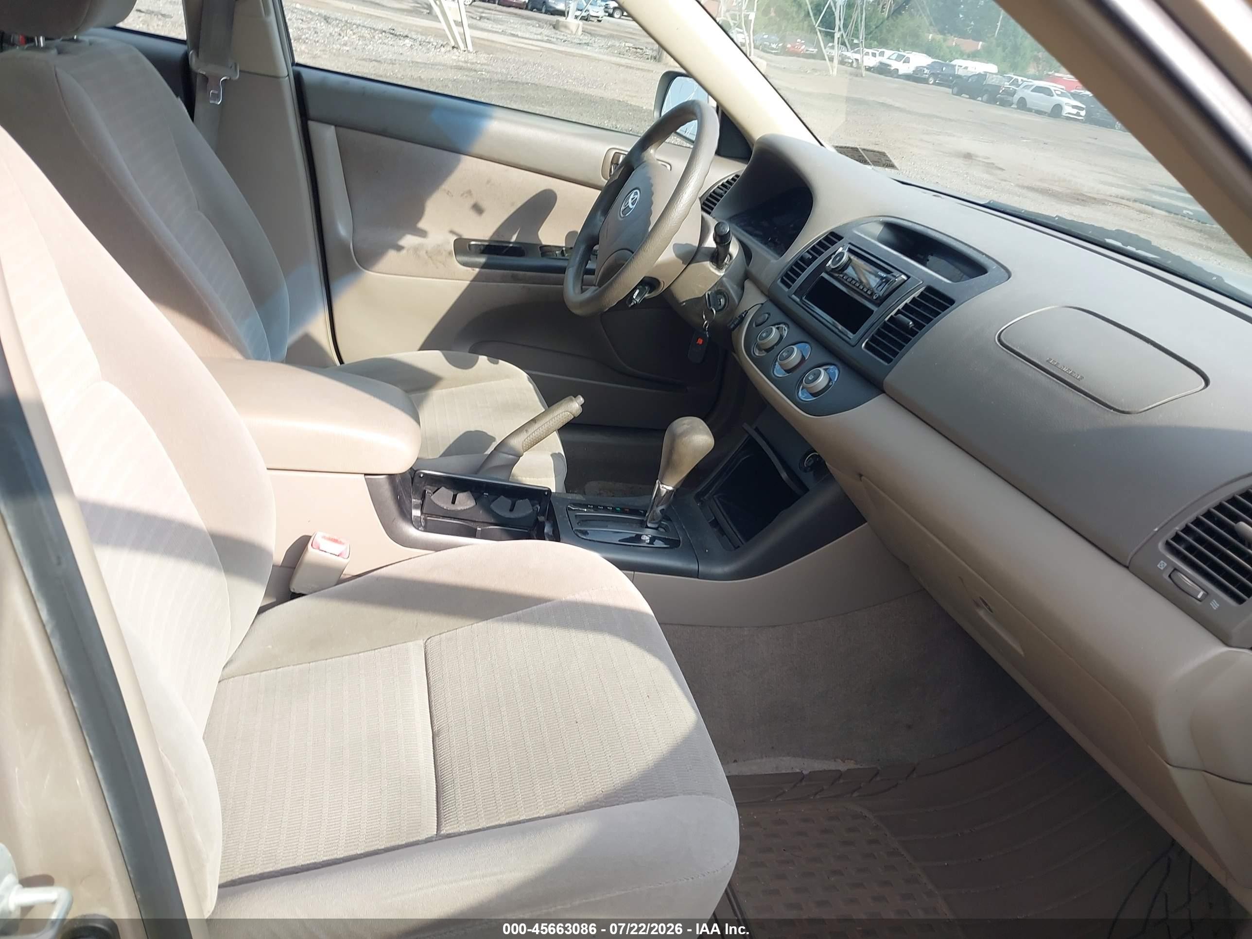 2005 Toyota Camry Le Gold vin: 4T1BE30KX5U084577