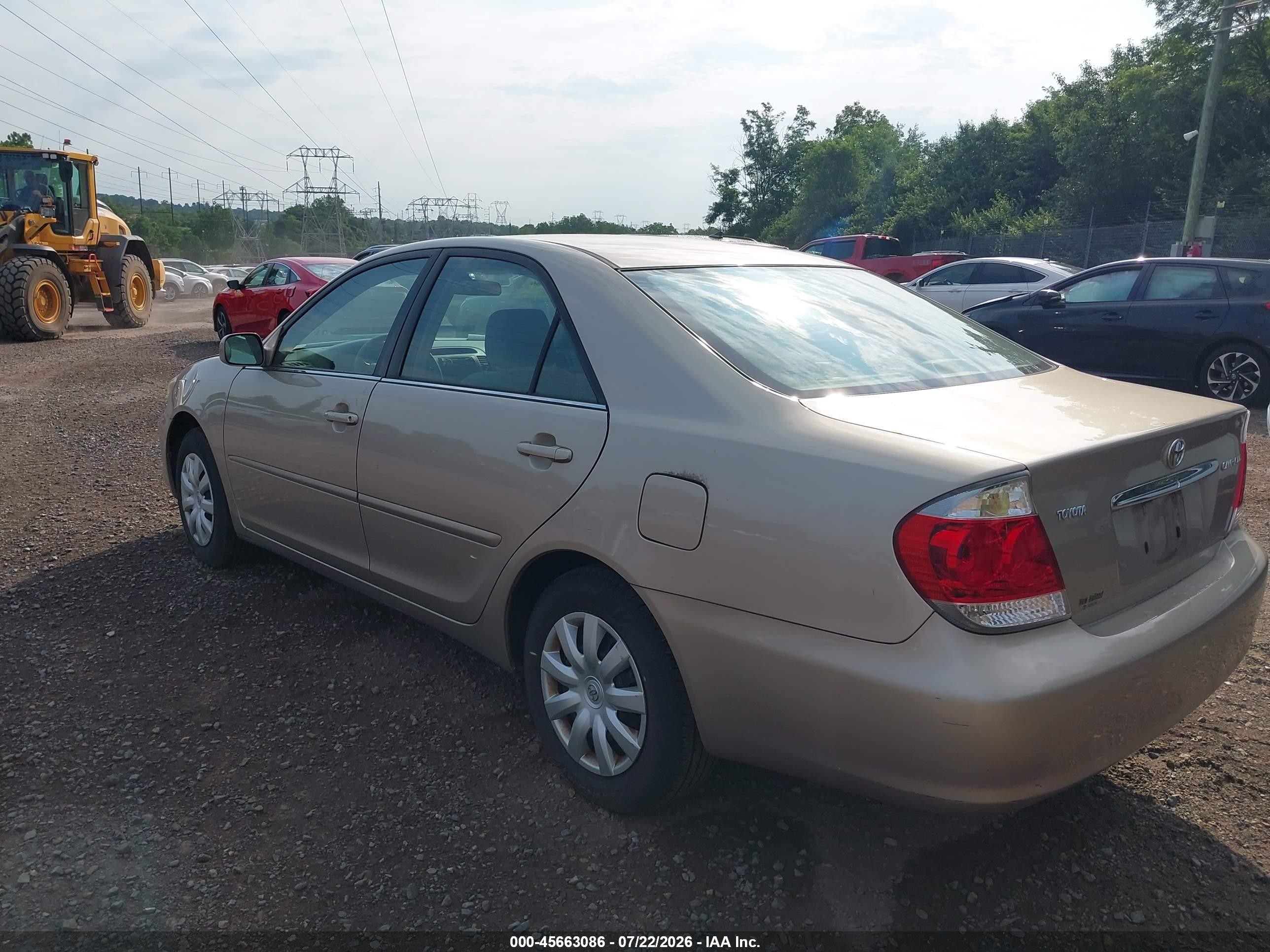 2005 Toyota Camry Le Gold vin: 4T1BE30KX5U084577