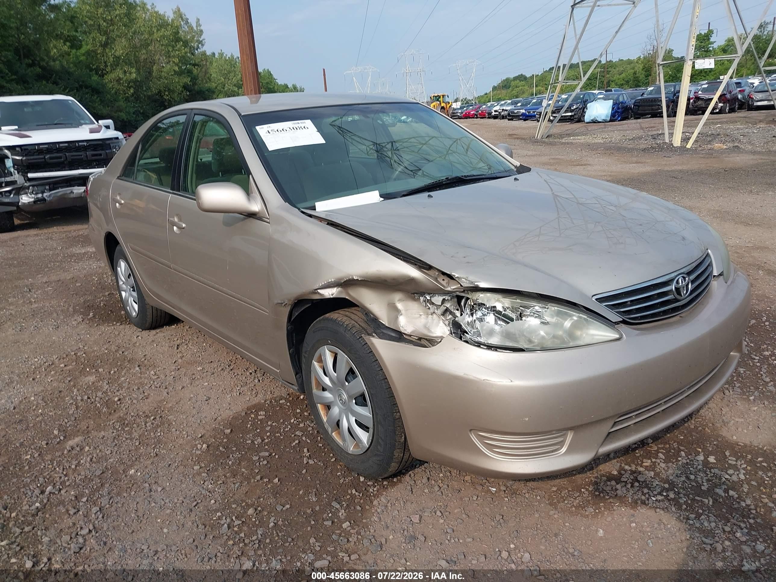 2005 Toyota Camry Le Gold vin: 4T1BE30KX5U084577