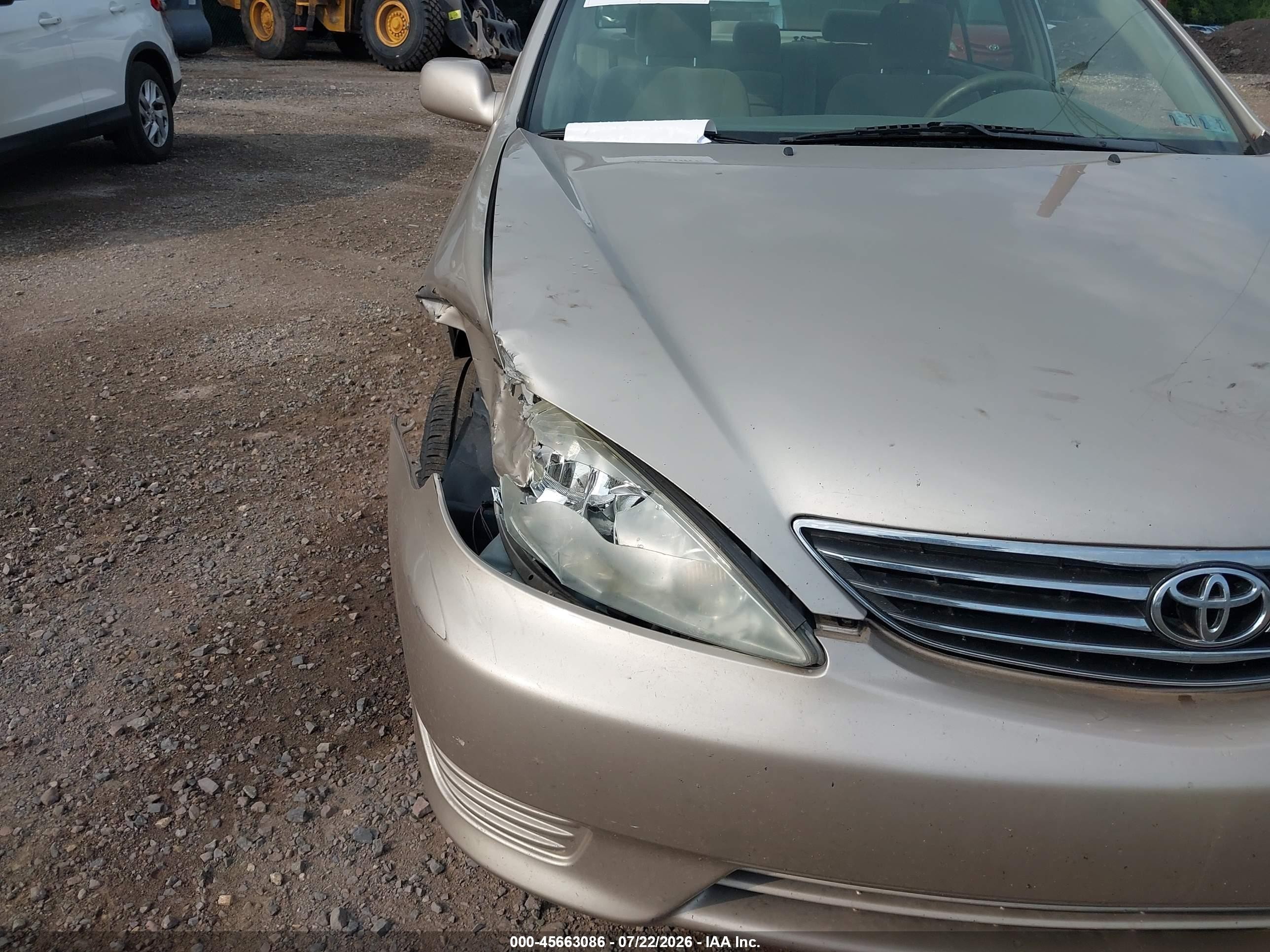 2005 Toyota Camry Le Gold vin: 4T1BE30KX5U084577