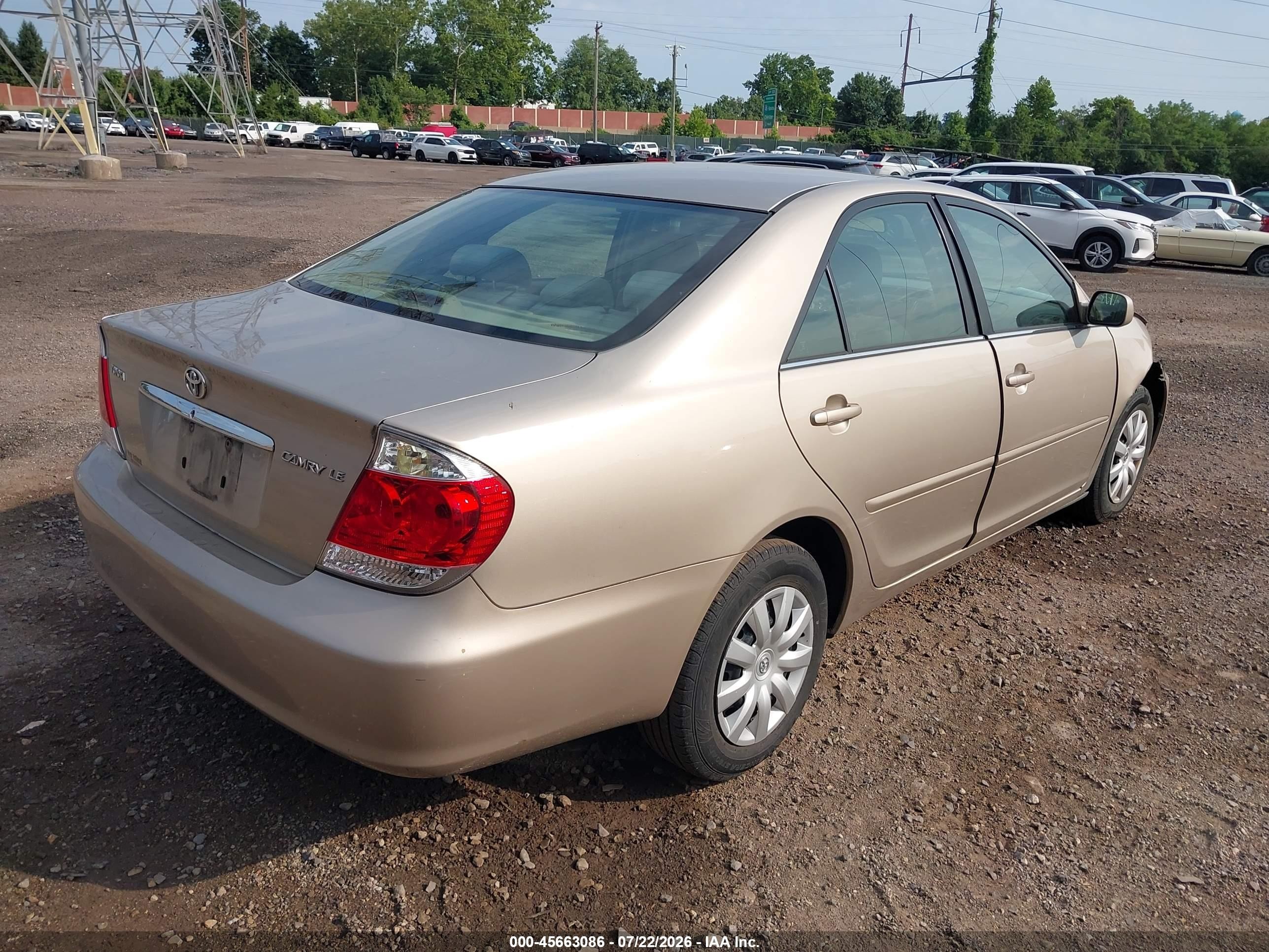 2005 Toyota Camry Le Gold vin: 4T1BE30KX5U084577