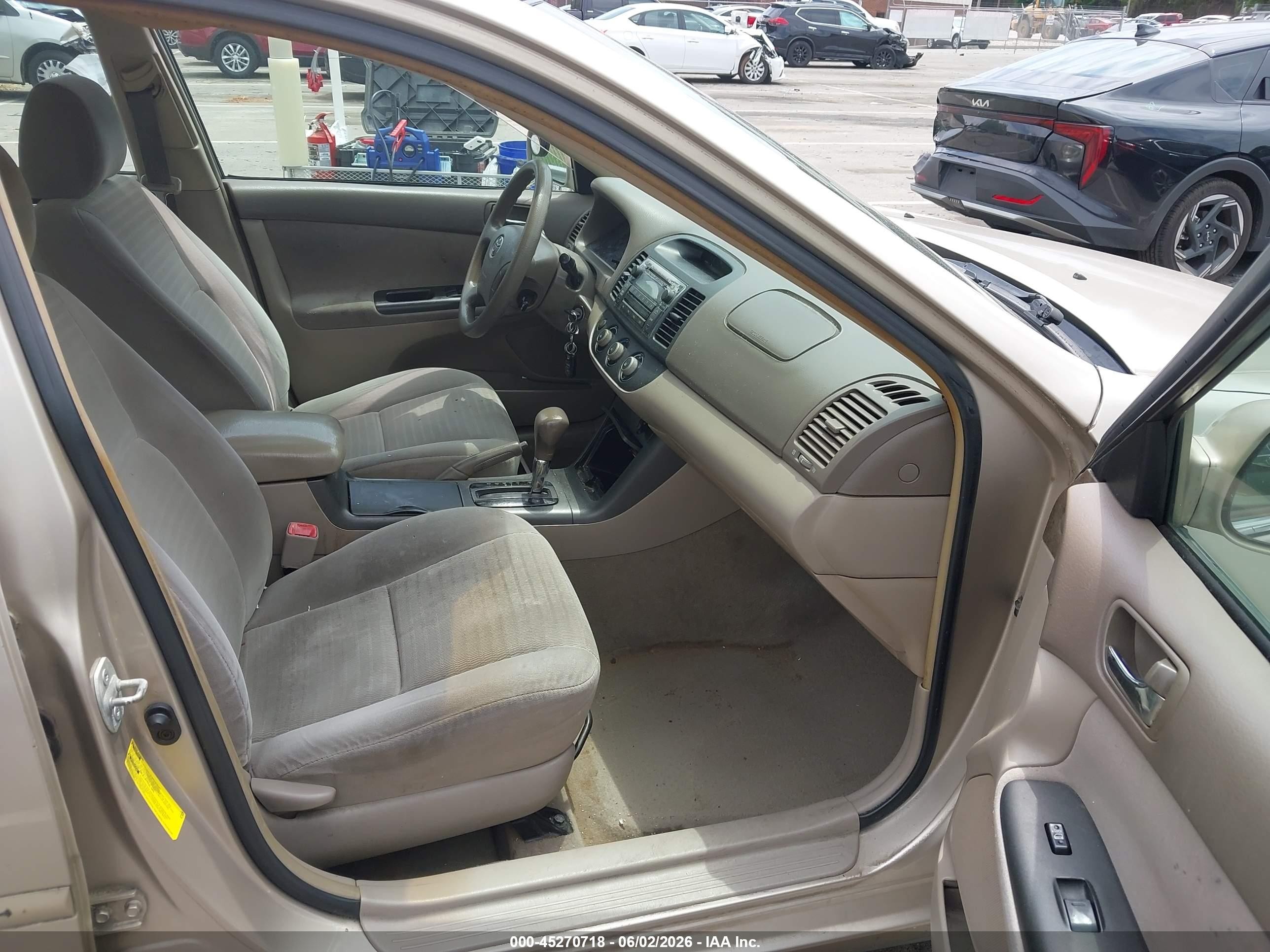 2005 Toyota Camry Le Gold vin: 4T1BE30KX5U523132