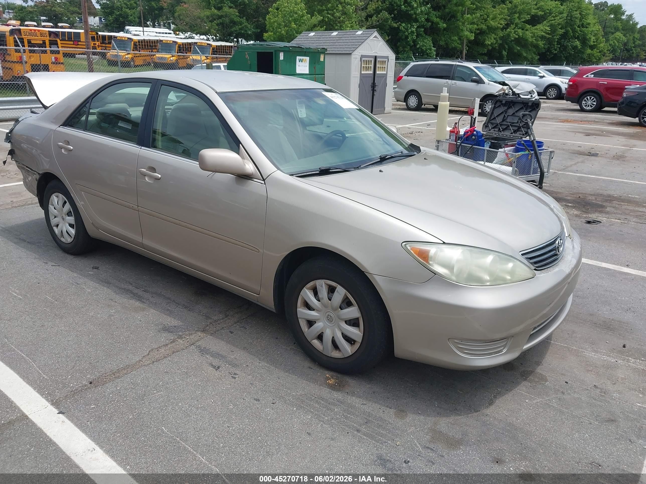 2005 Toyota Camry Le Gold vin: 4T1BE30KX5U523132
