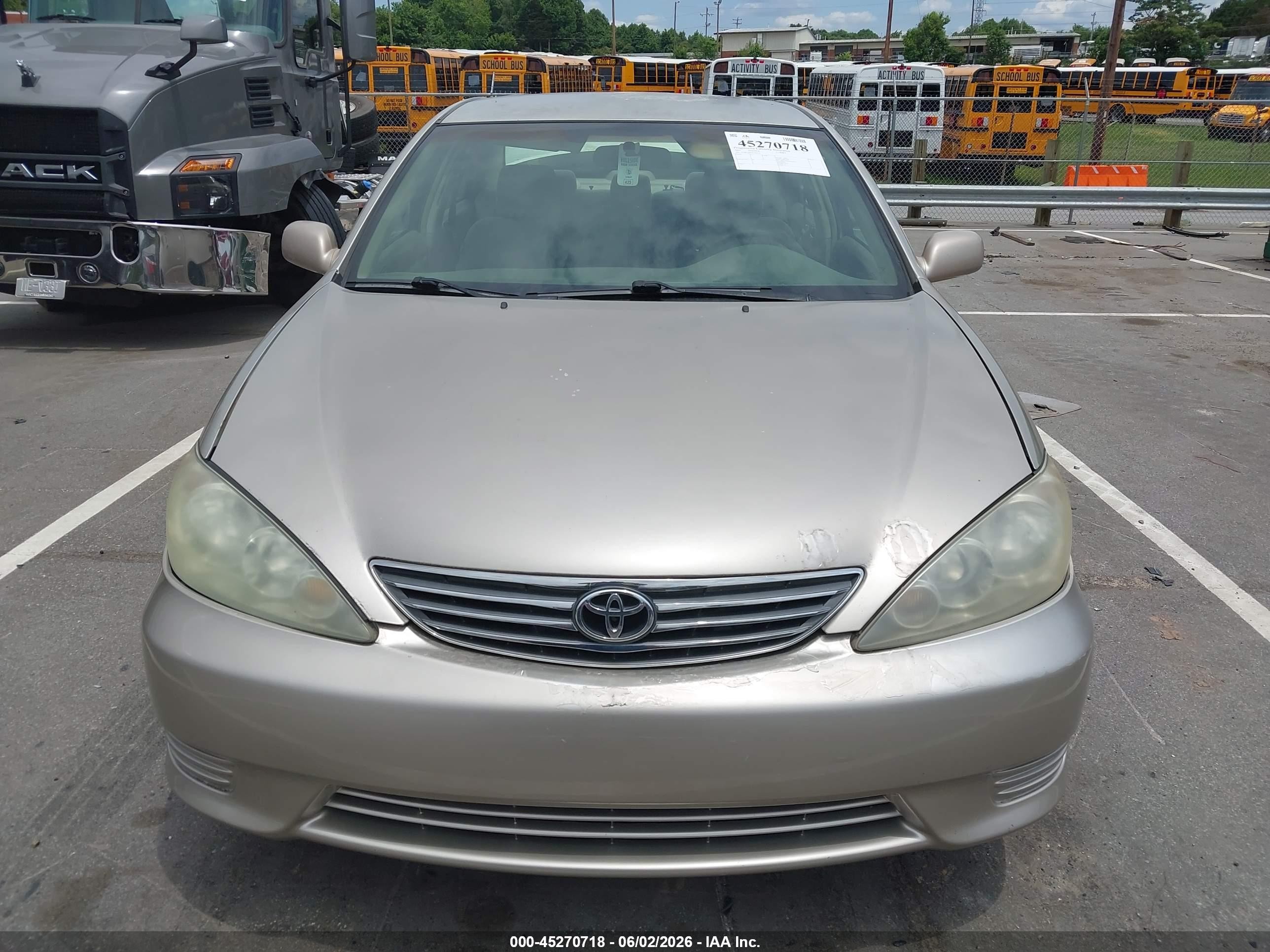 2005 Toyota Camry Le Gold vin: 4T1BE30KX5U523132