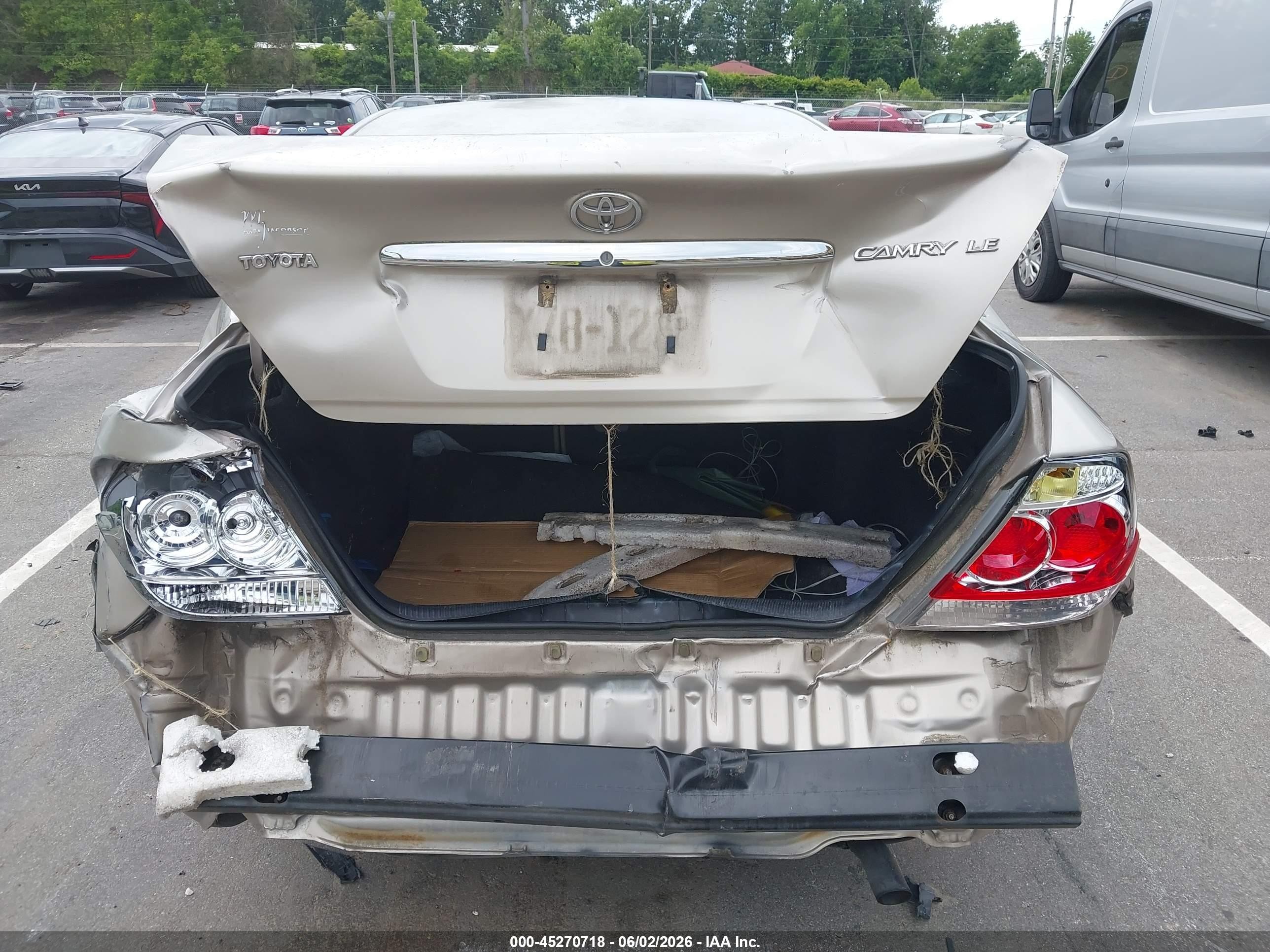 2005 Toyota Camry Le Gold vin: 4T1BE30KX5U523132