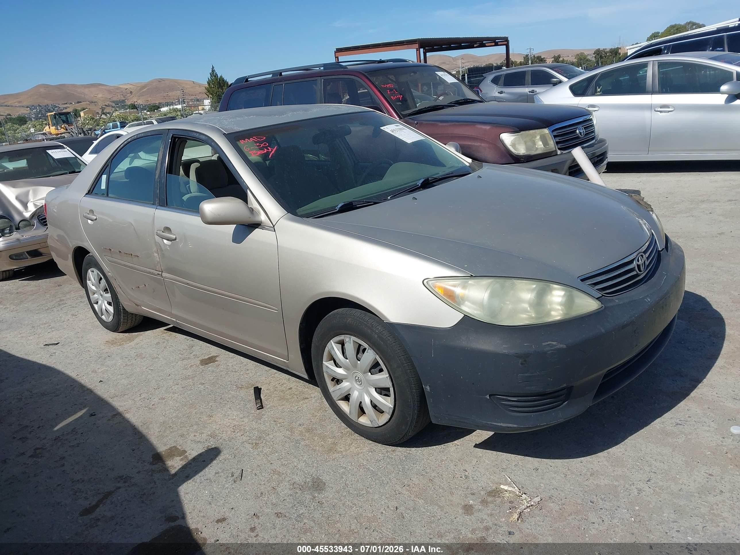 2005 Toyota Camry Le Золотой vin: 4T1BE30KX5U549987