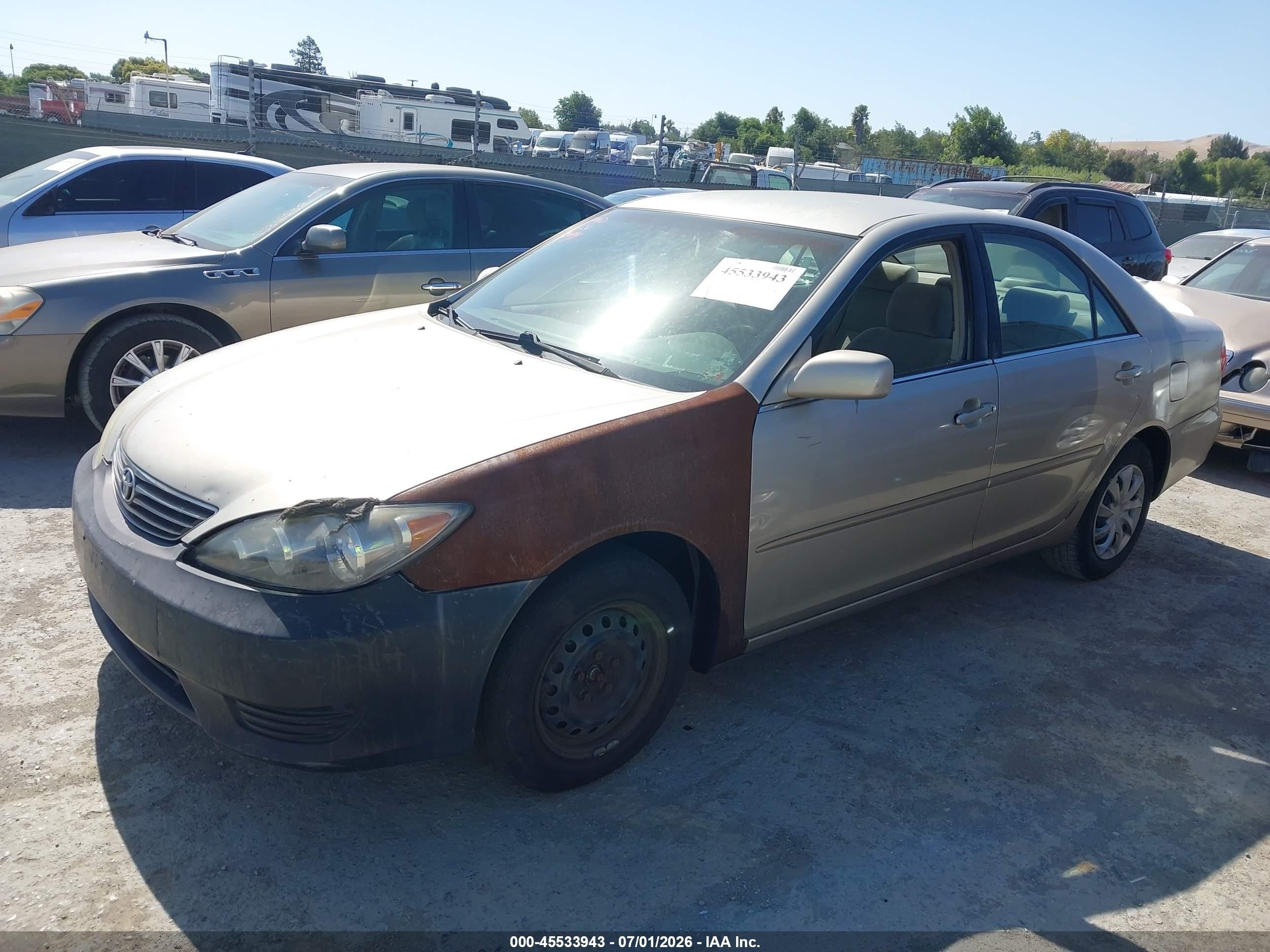 2005 Toyota Camry Le Золотой vin: 4T1BE30KX5U549987
