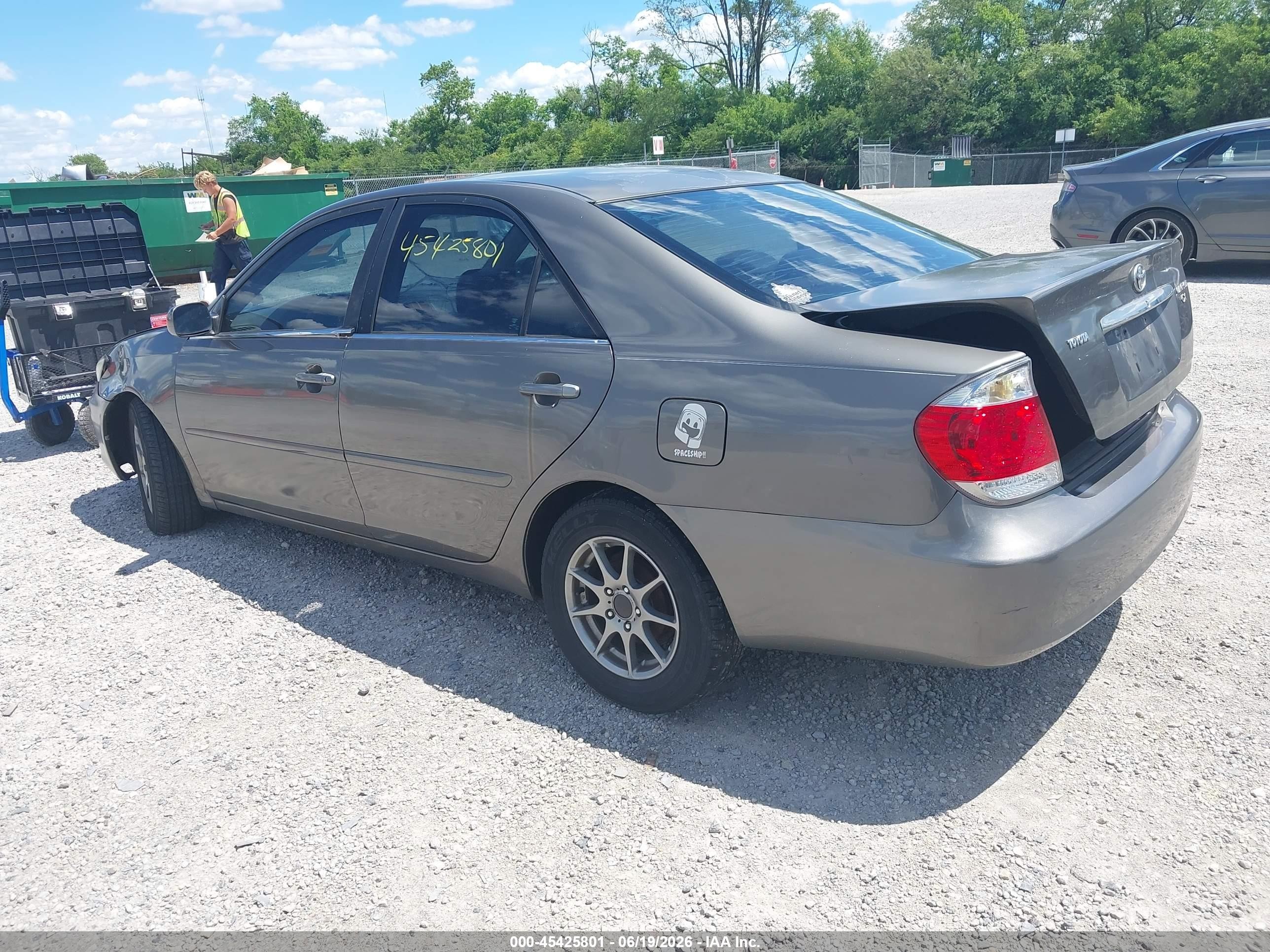 2005 Toyota Camry Le Gray vin: 4T1BE30KX5U983956