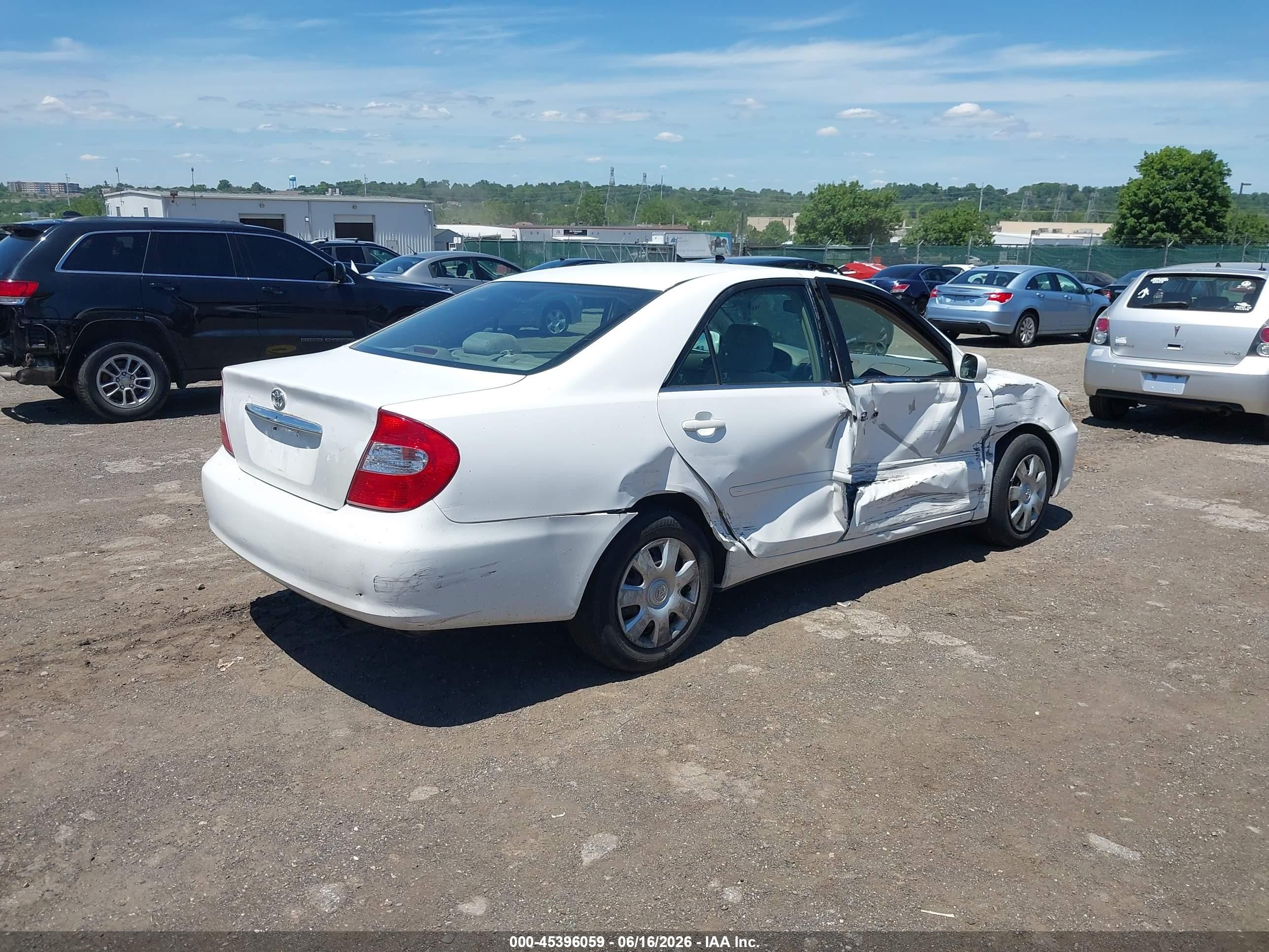 2002 Toyota Camry Le White vin: 4T1BE32K02U027782
