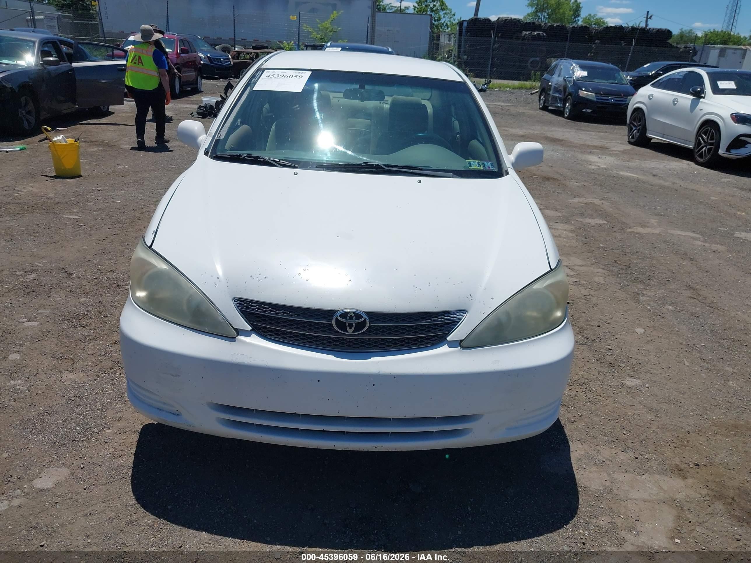 2002 Toyota Camry Le White vin: 4T1BE32K02U027782