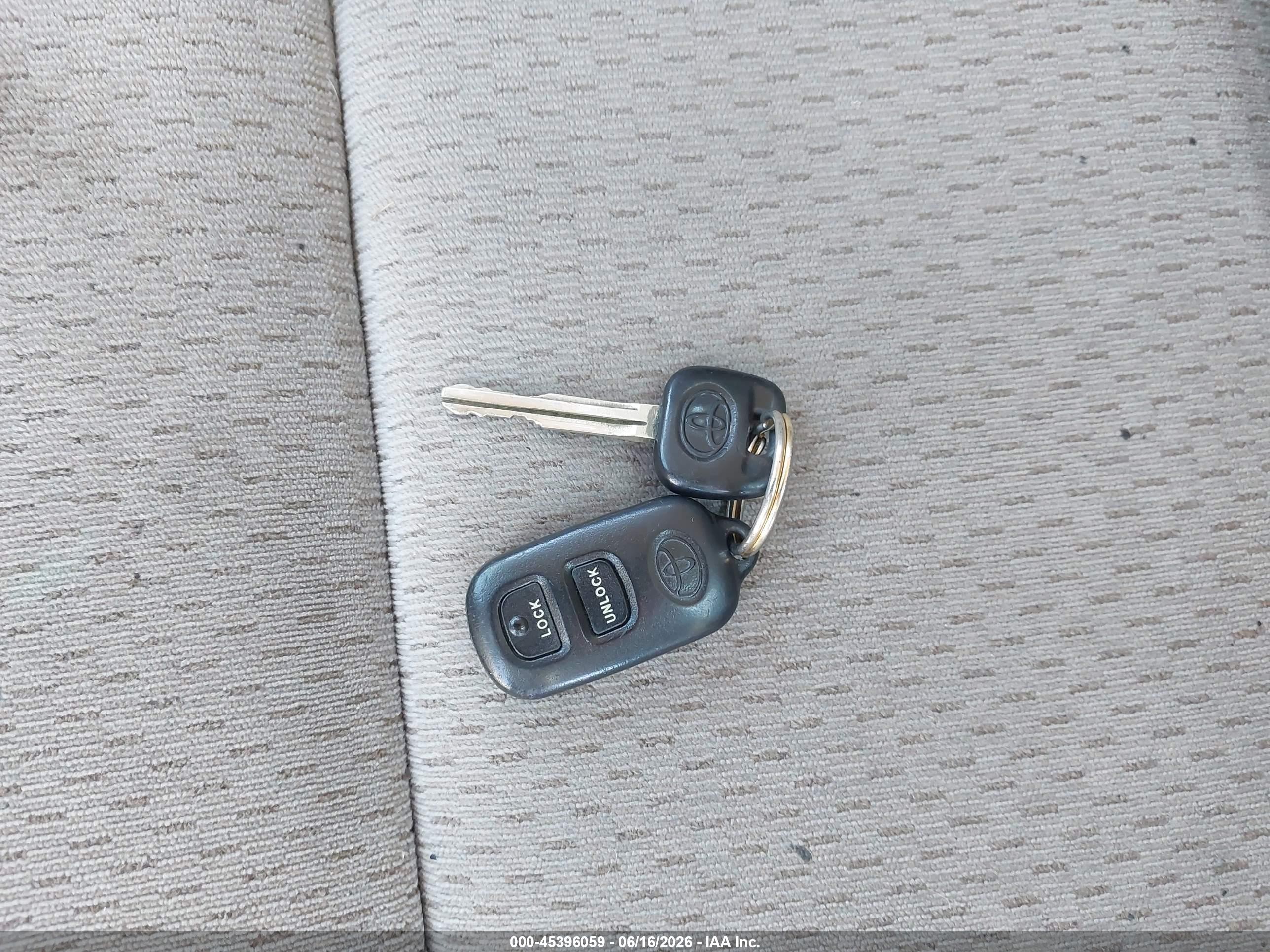 2002 Toyota Camry Le White vin: 4T1BE32K02U027782