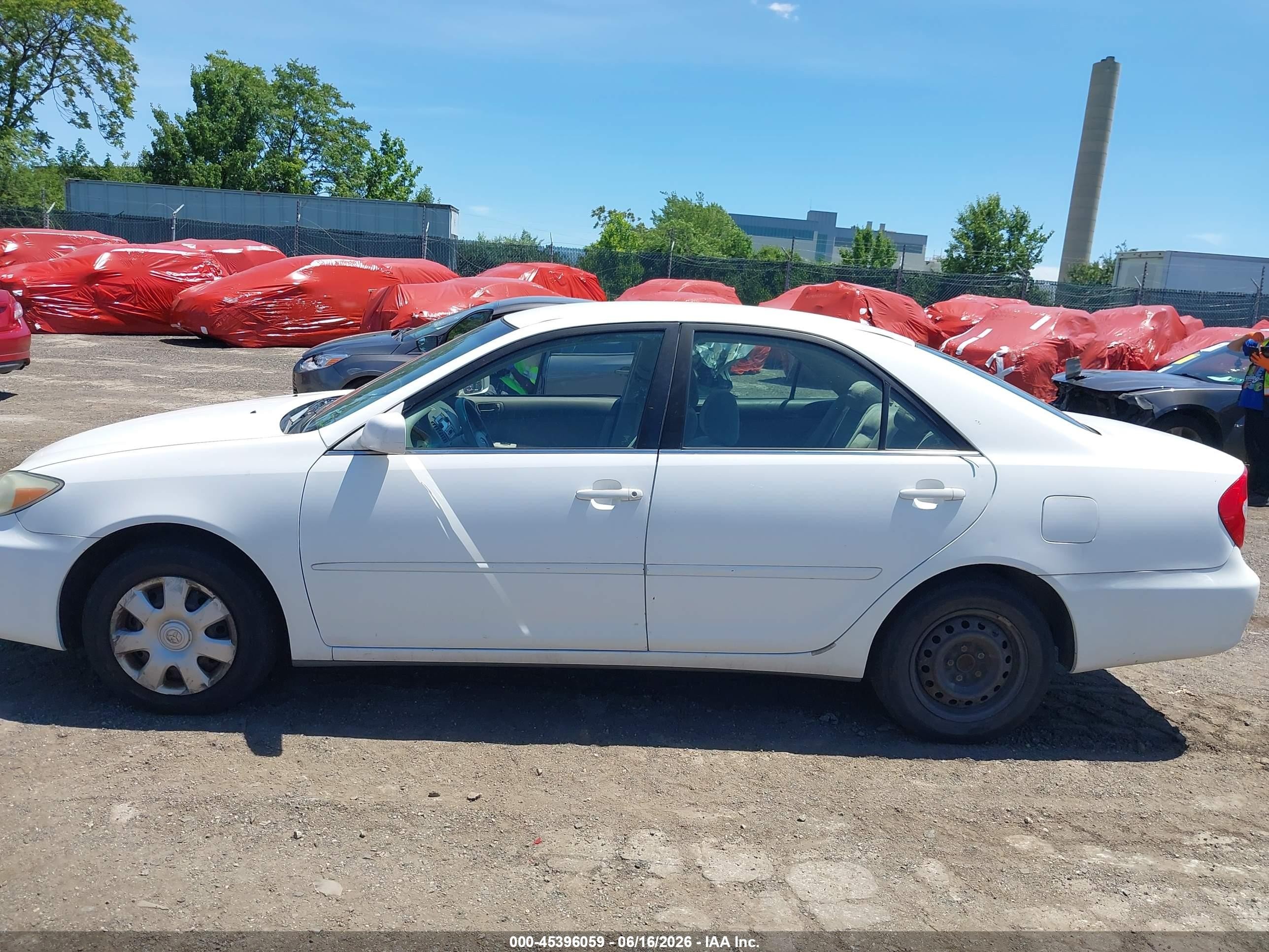 2002 Toyota Camry Le White vin: 4T1BE32K02U027782