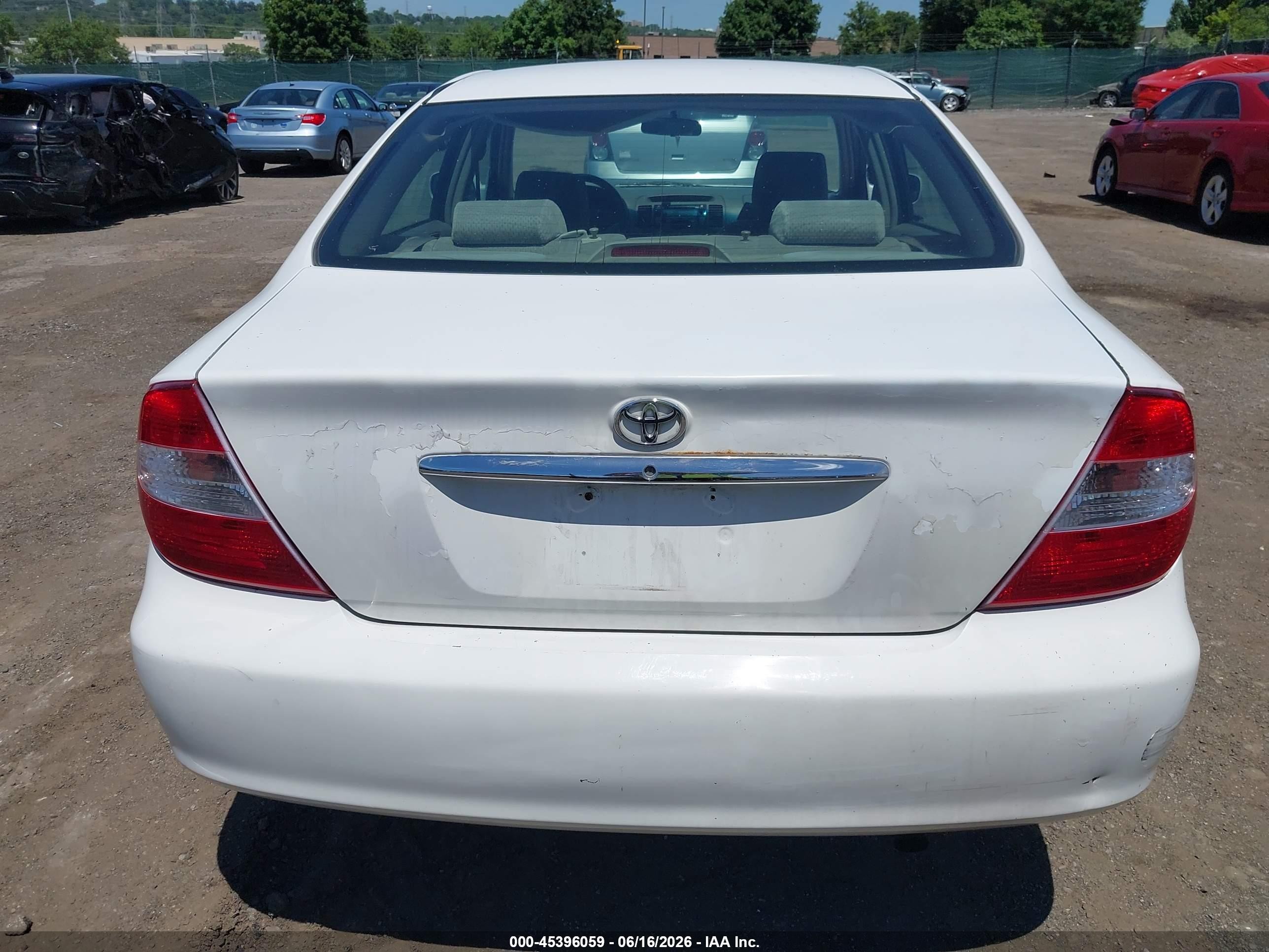 2002 Toyota Camry Le White vin: 4T1BE32K02U027782