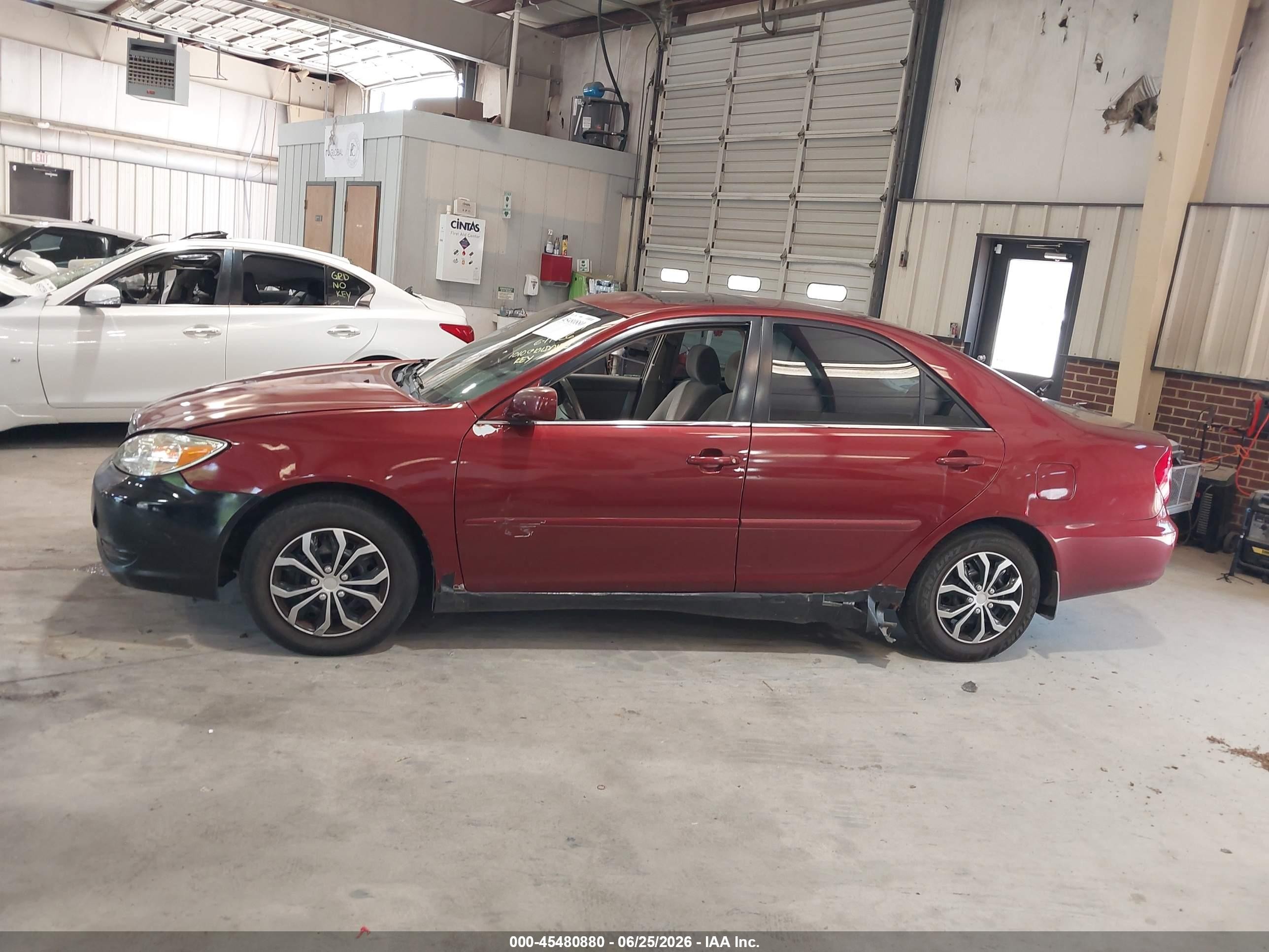 2002 Toyota Camry Le Maroon vin: 4T1BE32K02U067893
