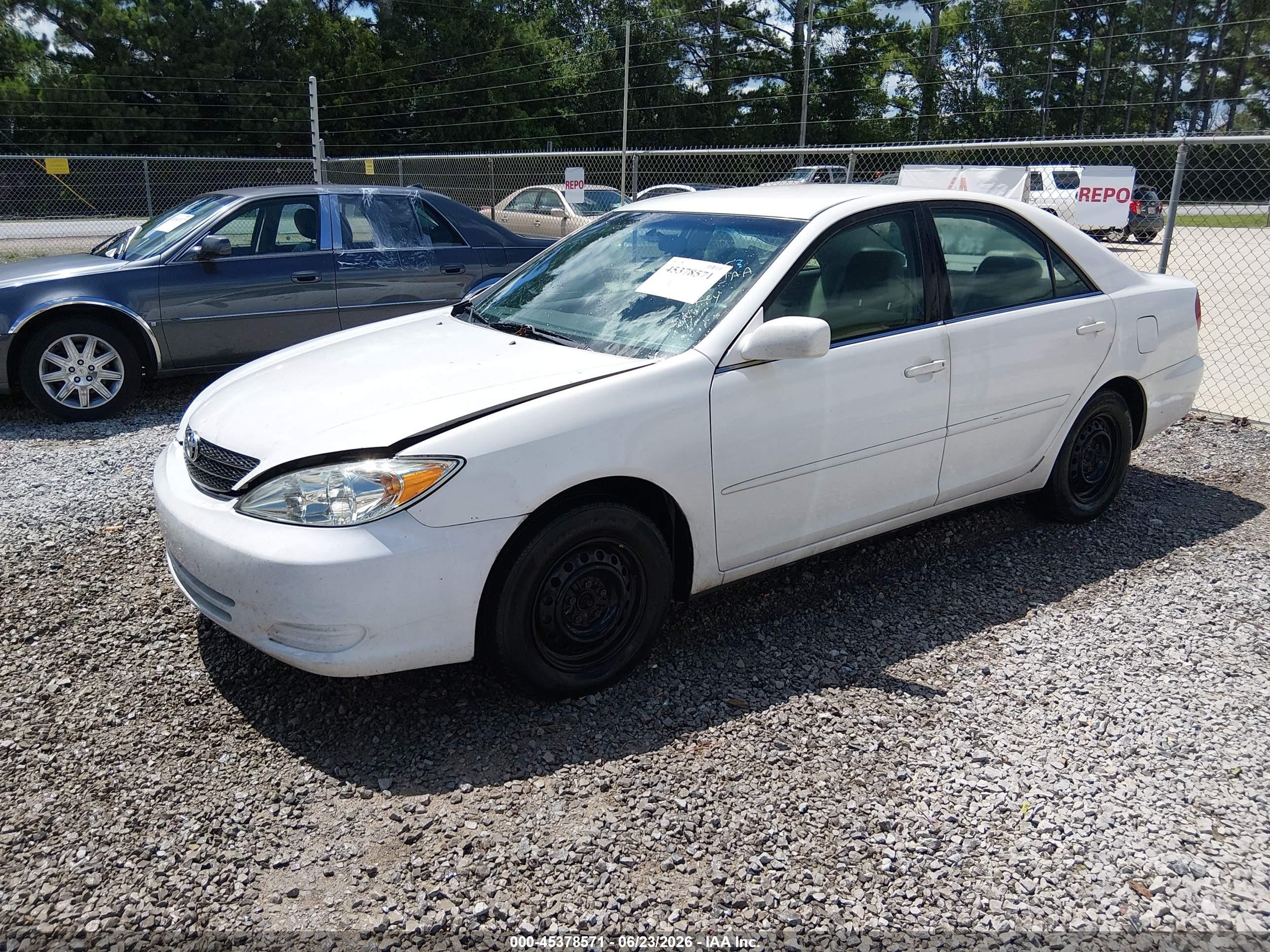 2002 Toyota Camry Le White vin: 4T1BE32K02U085925