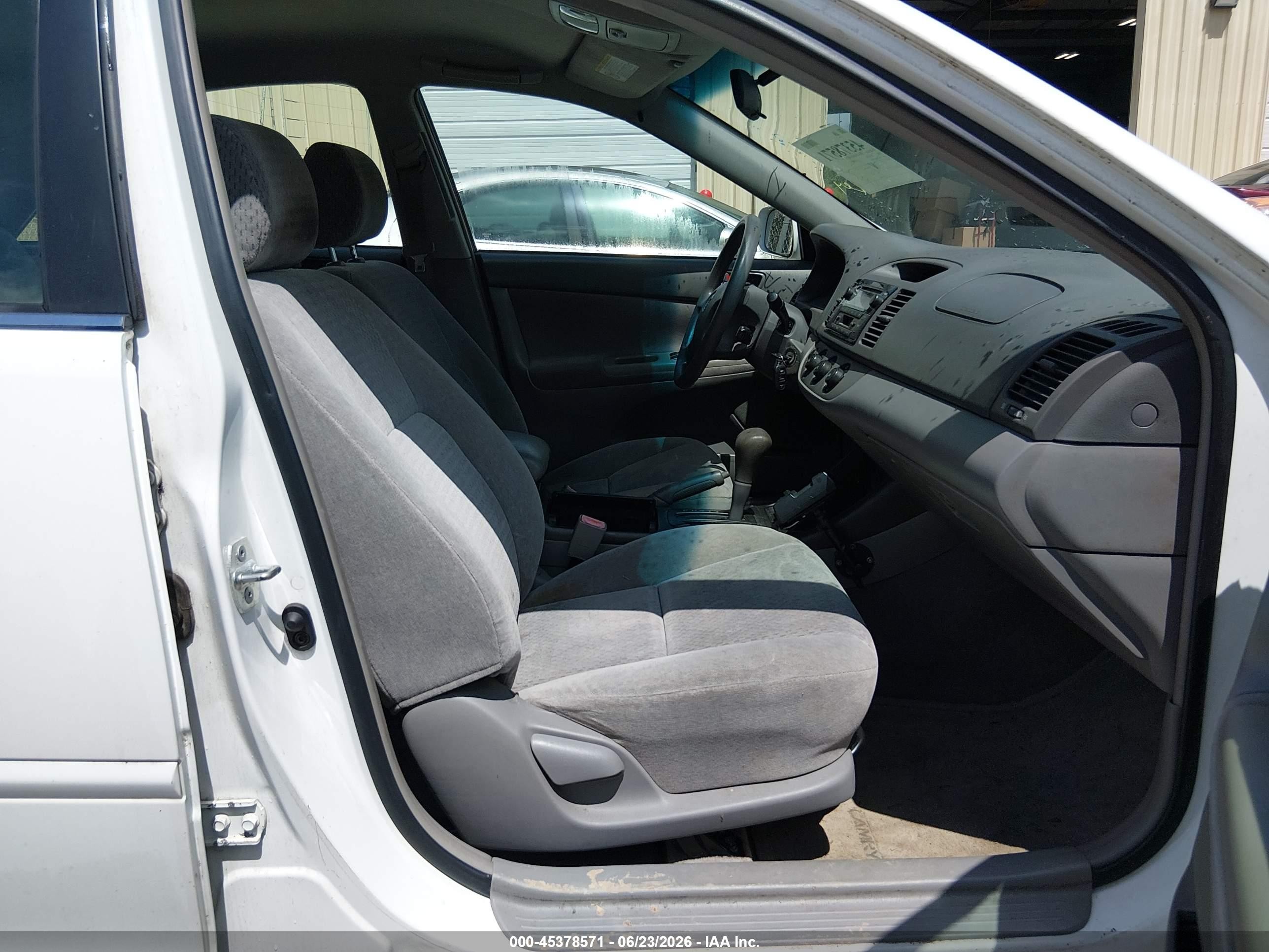2002 Toyota Camry Le White vin: 4T1BE32K02U085925