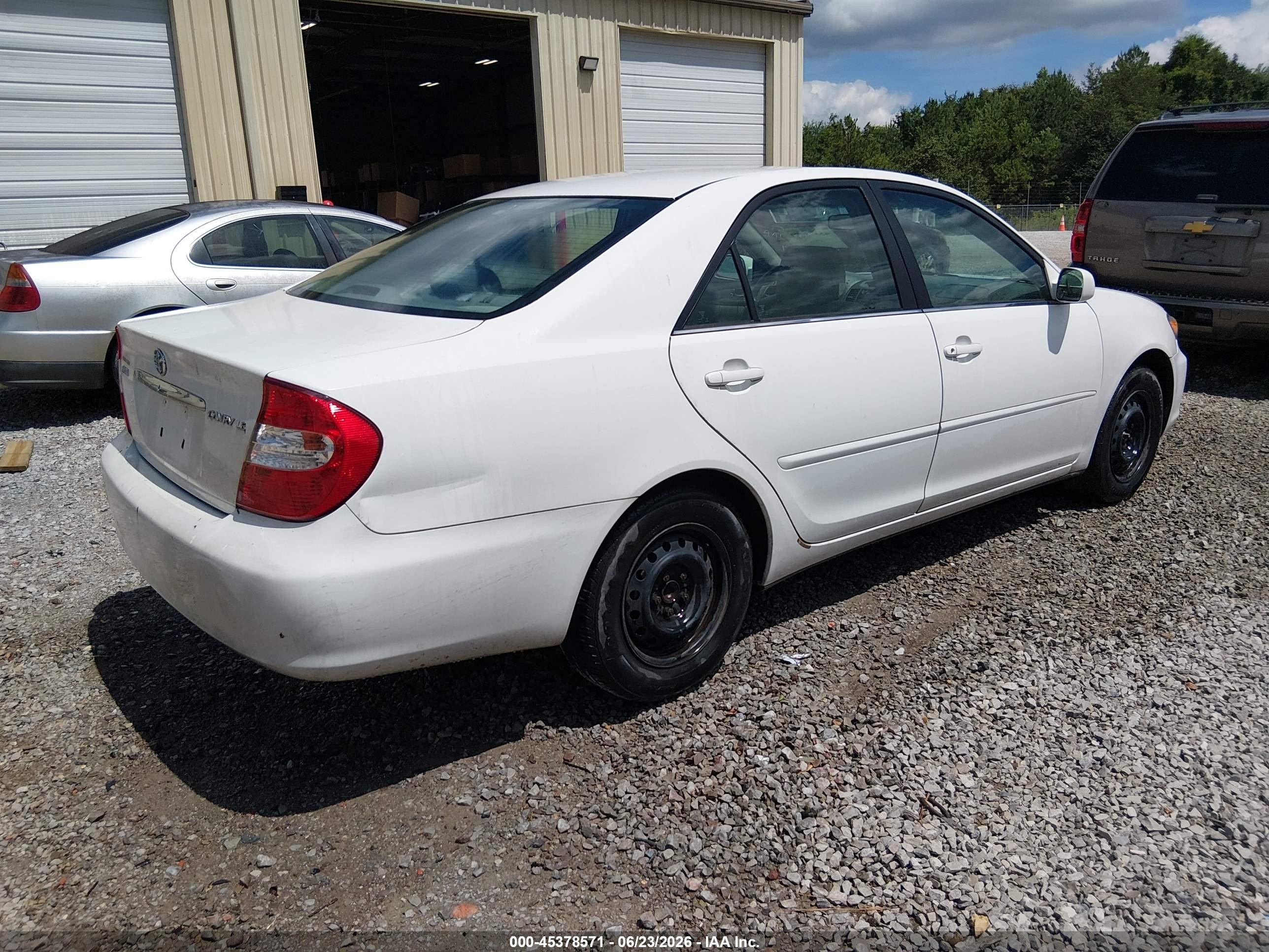 2002 Toyota Camry Le White vin: 4T1BE32K02U085925