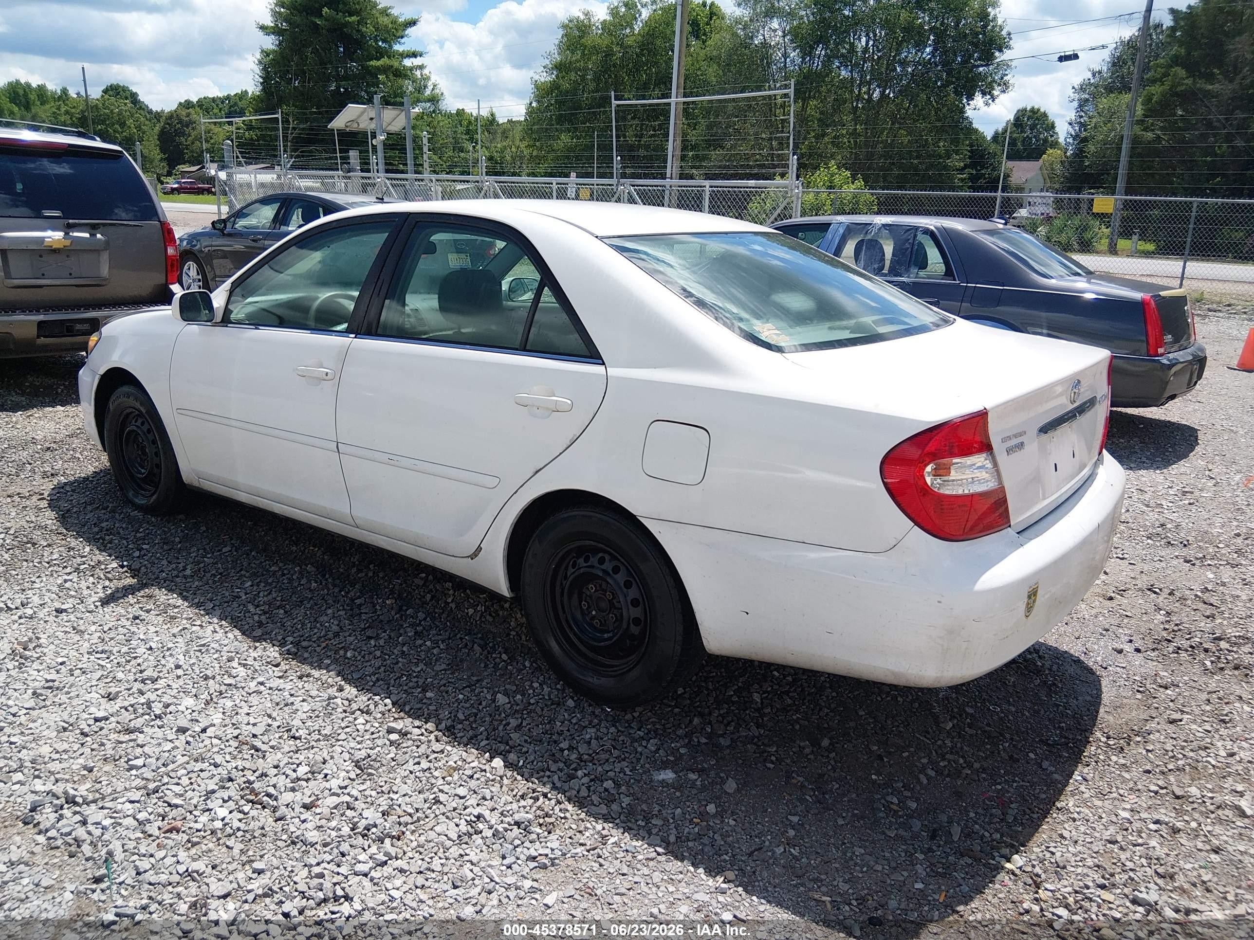 2002 Toyota Camry Le White vin: 4T1BE32K02U085925