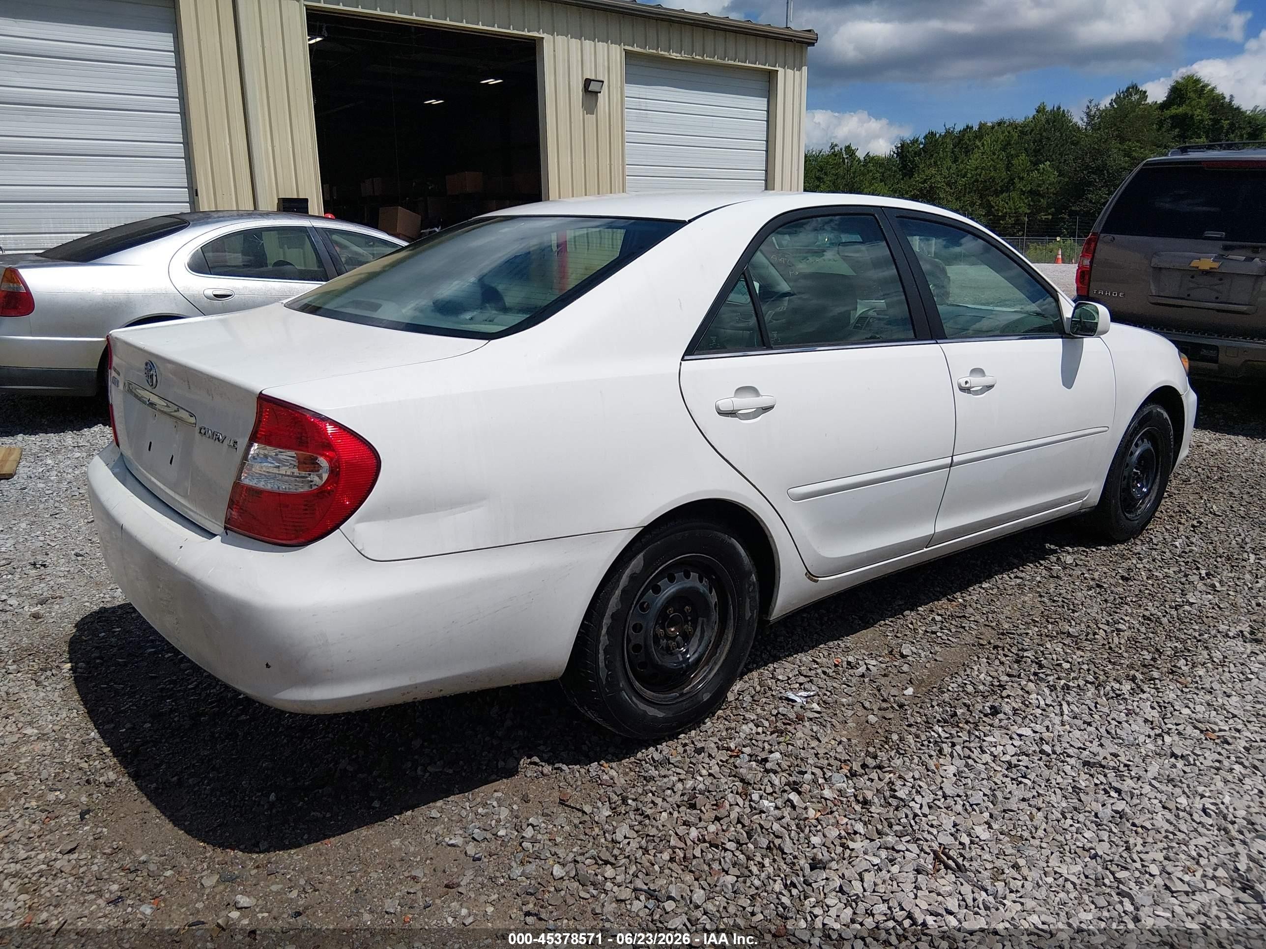 2002 Toyota Camry Le White vin: 4T1BE32K02U085925