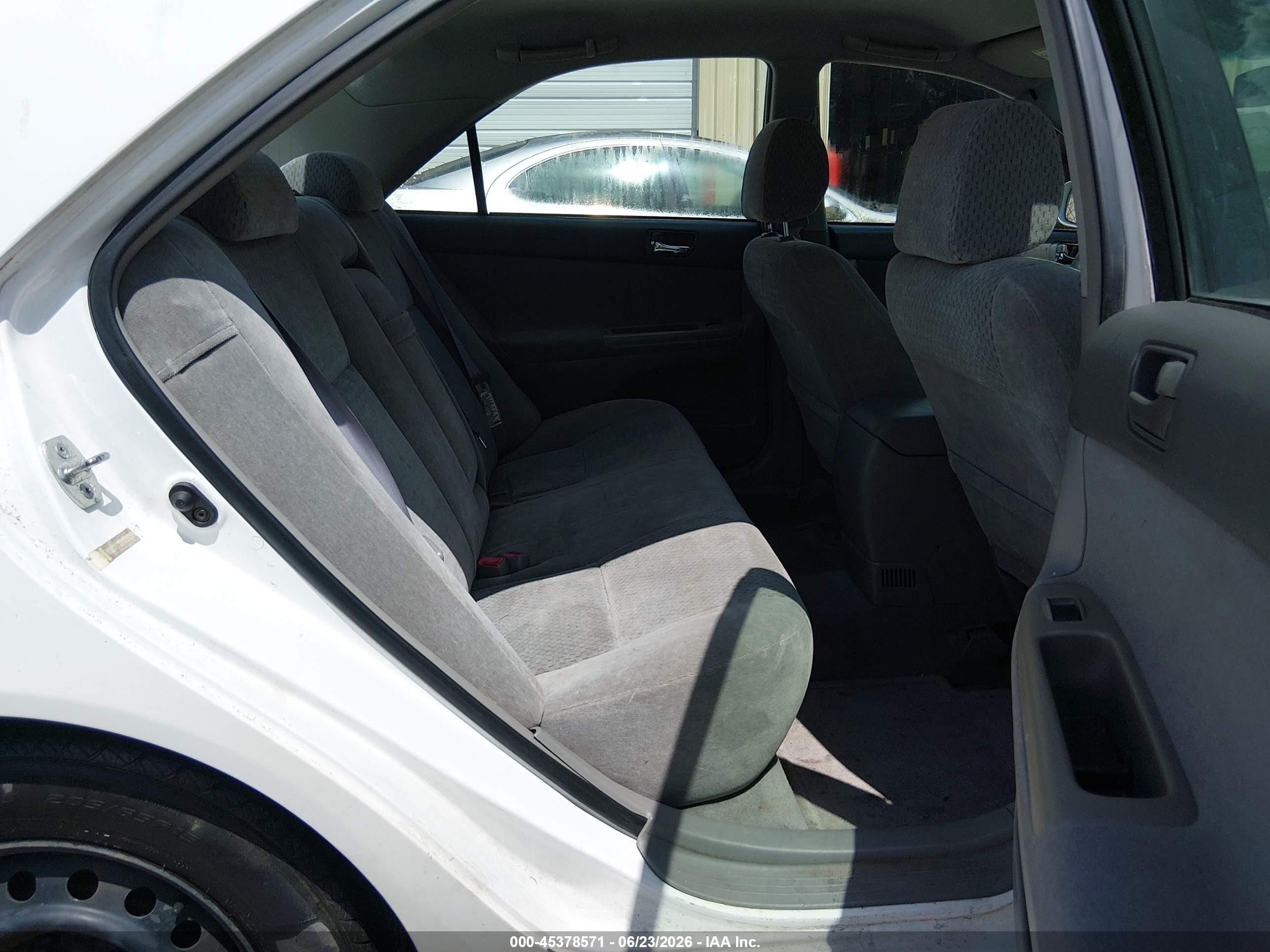 2002 Toyota Camry Le White vin: 4T1BE32K02U085925