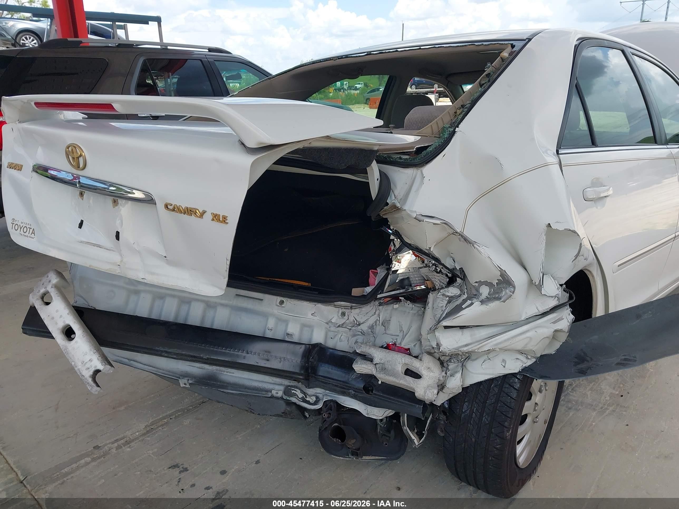 2002 Toyota Camry Xle White vin: 4T1BE32K02U101900
