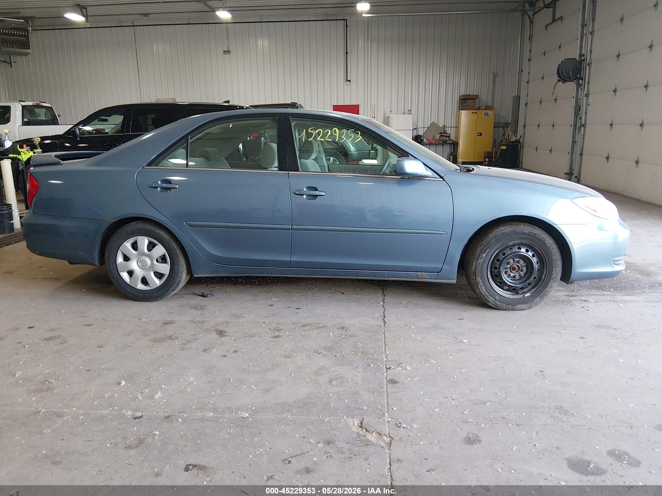 2002 Toyota Camry Le Blue vin: 4T1BE32K02U552129