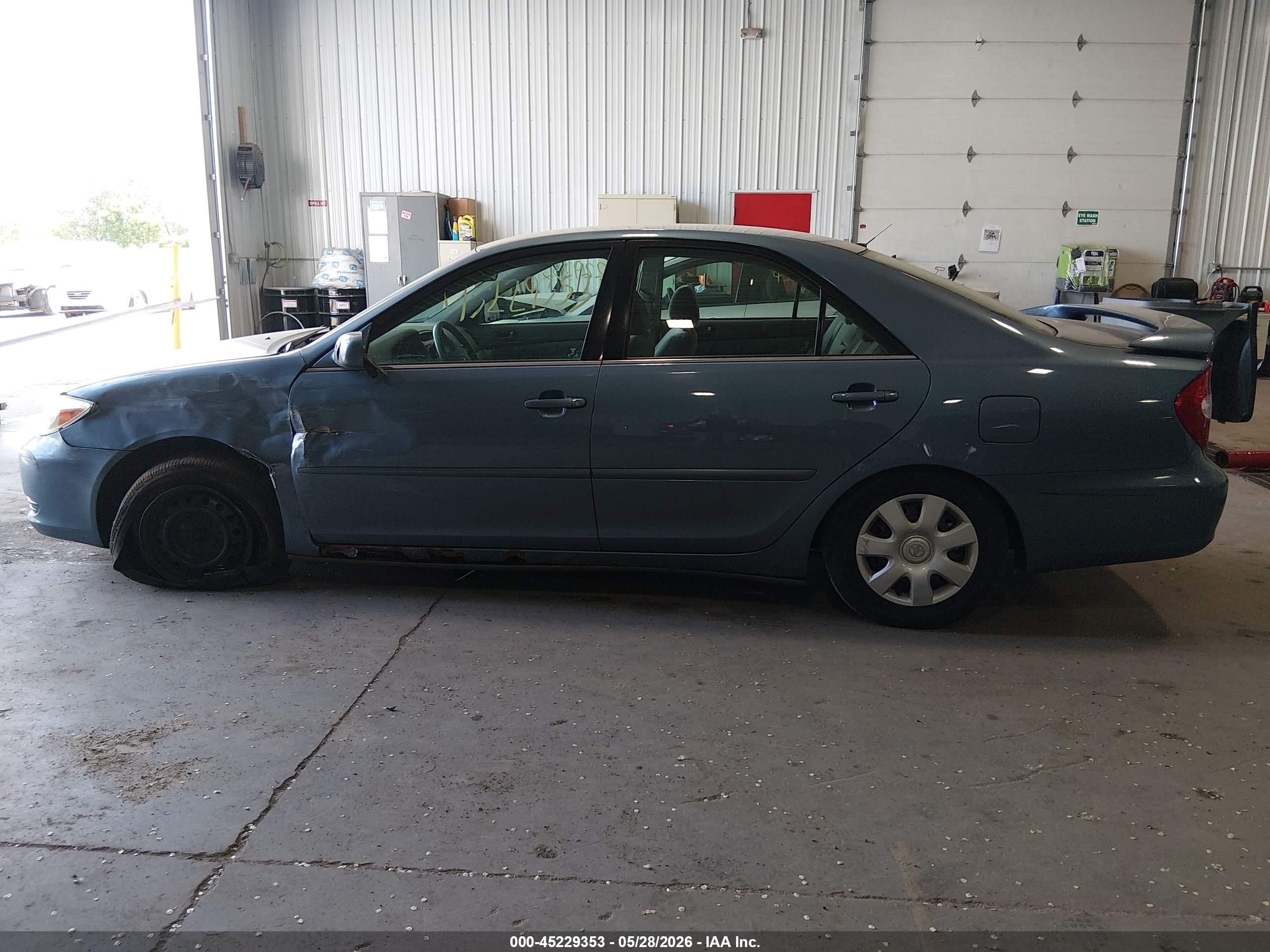 2002 Toyota Camry Le Blue vin: 4T1BE32K02U552129
