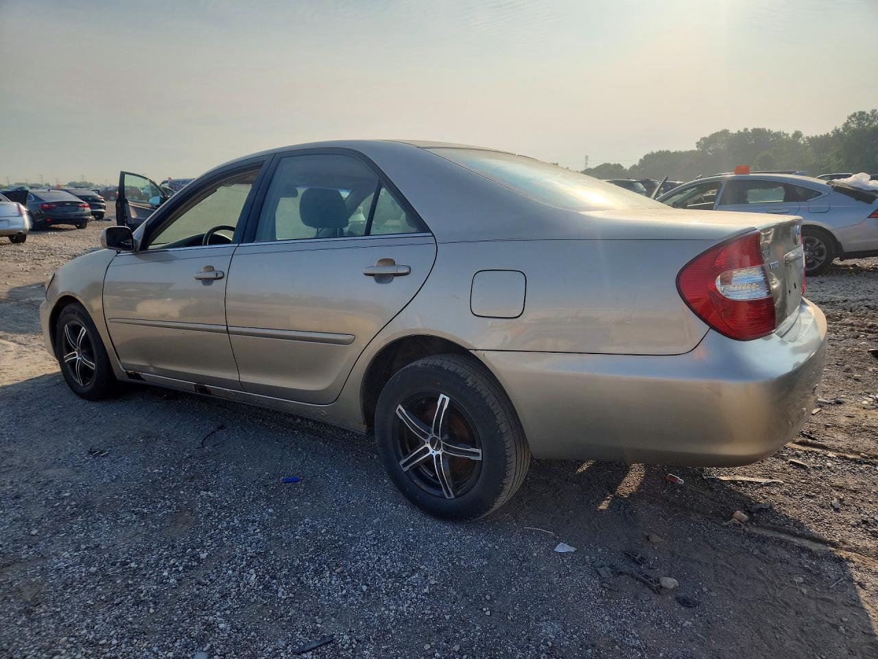2002 Toyota Camry Le Tan vin: 4T1BE32K02U591674