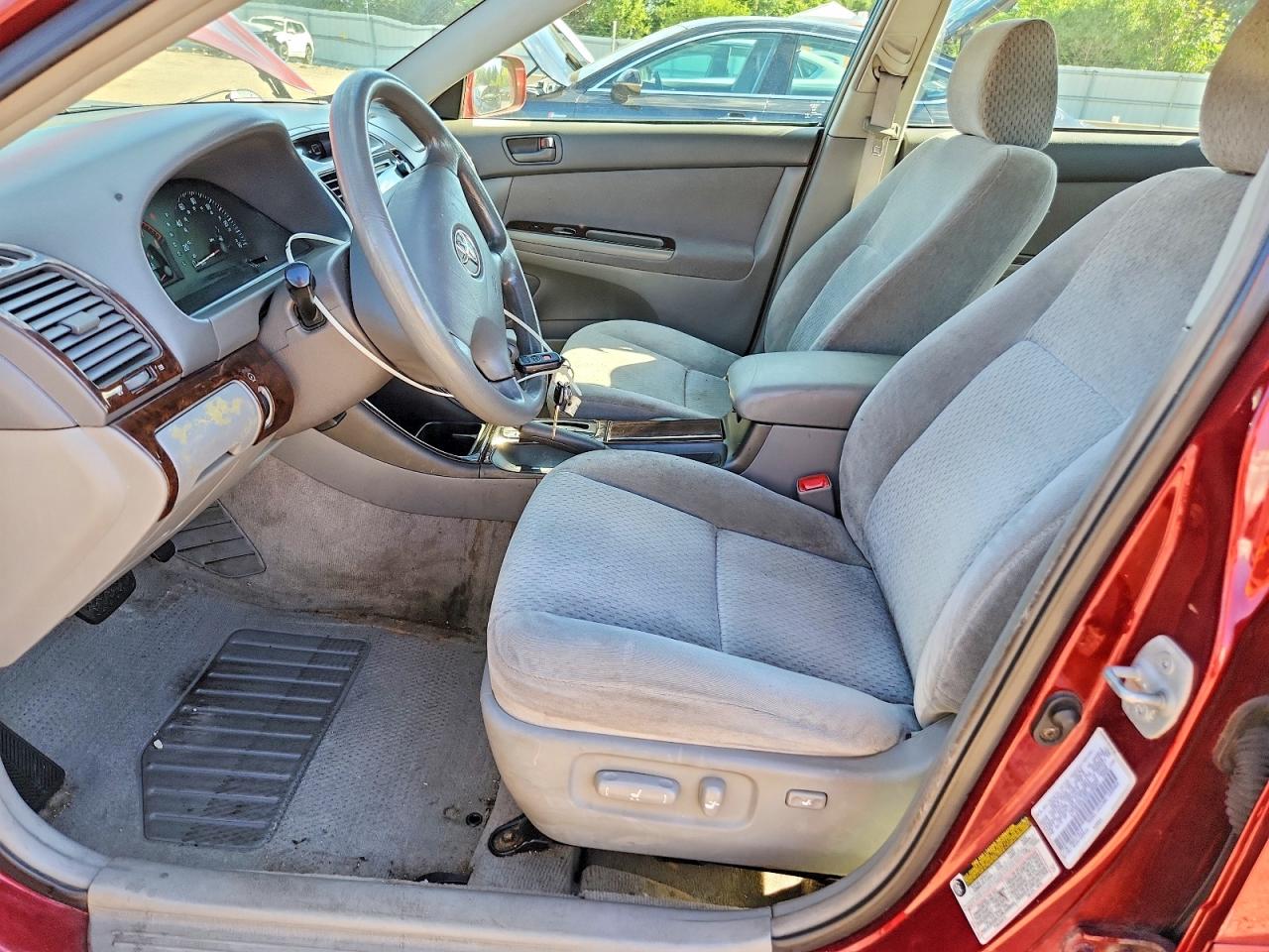 2004 Toyota Camry Le Red vin: 4T1BE32K04U278207