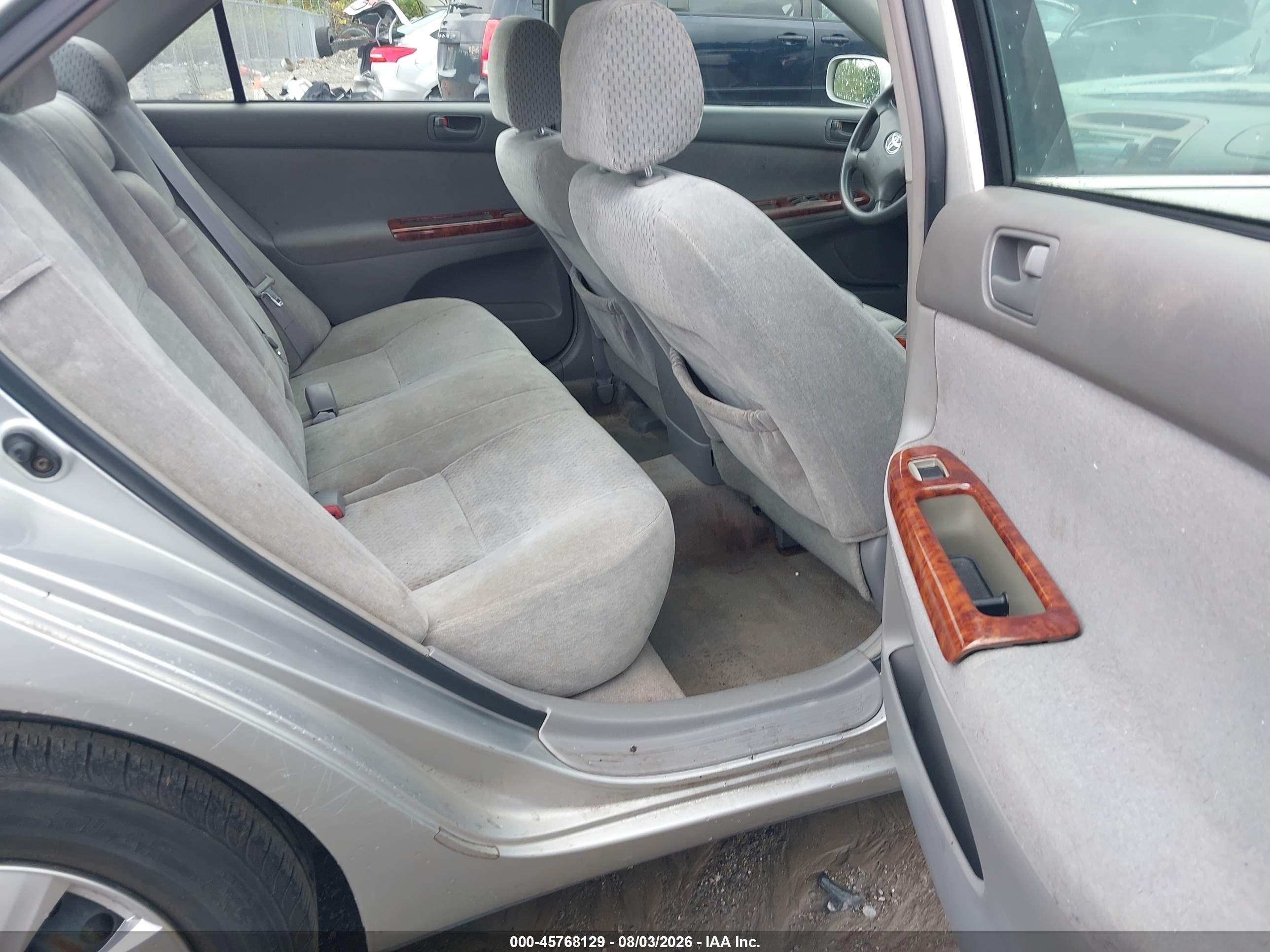 2004 Toyota Camry Le Silver vin: 4T1BE32K04U301470