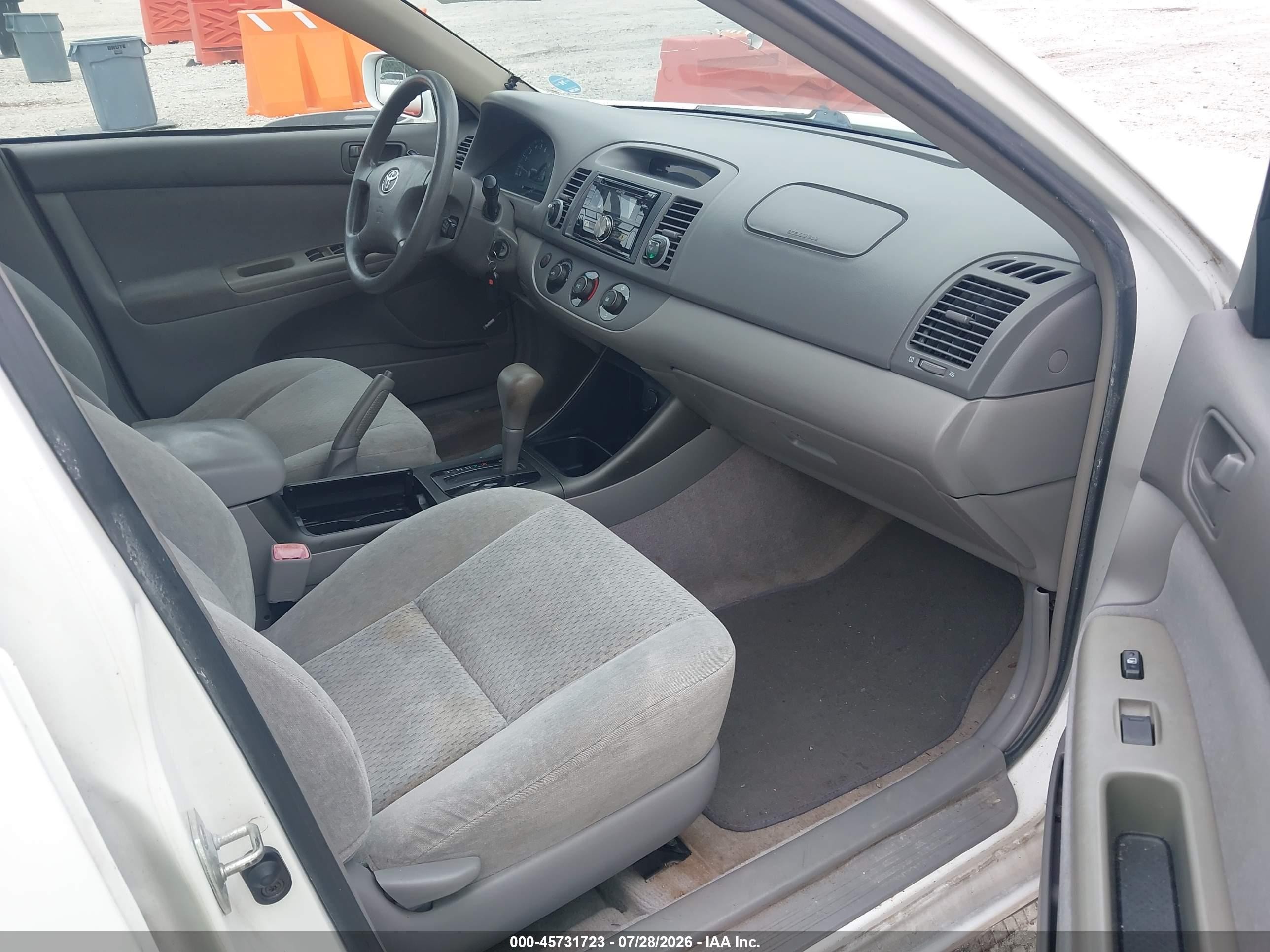 2004 Toyota Camry Le White vin: 4T1BE32K04U330709