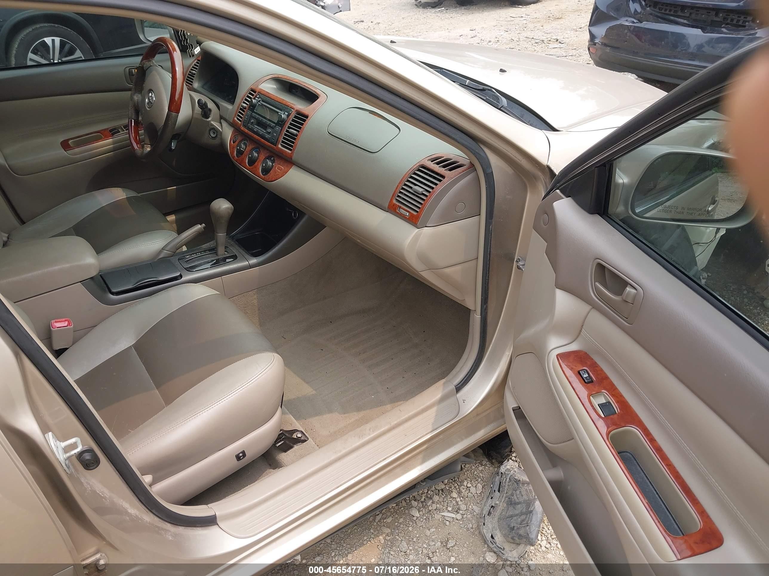 2004 Toyota Camry Le Tan vin: 4T1BE32K04U811995