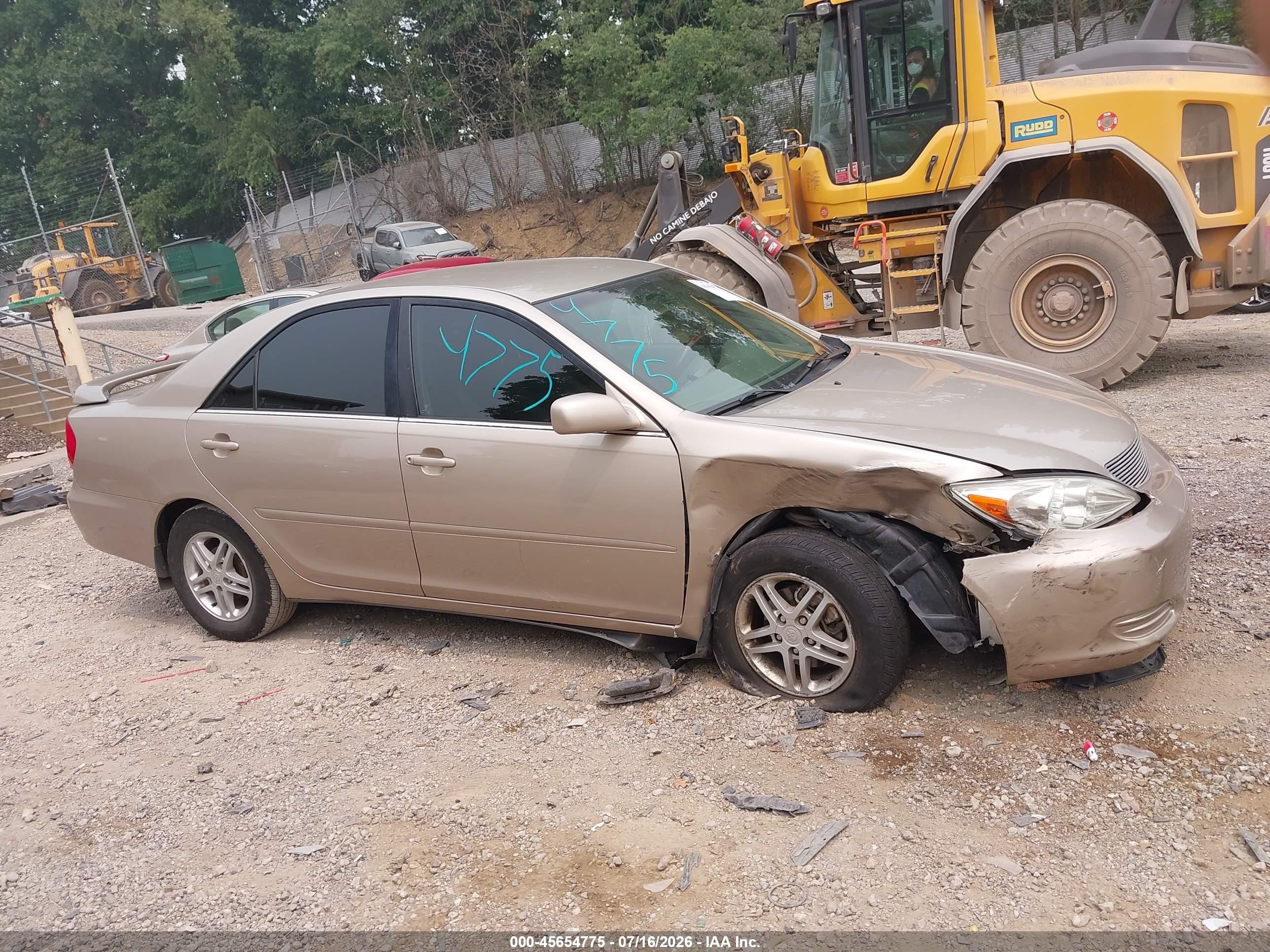 2004 Toyota Camry Le Tan vin: 4T1BE32K04U811995