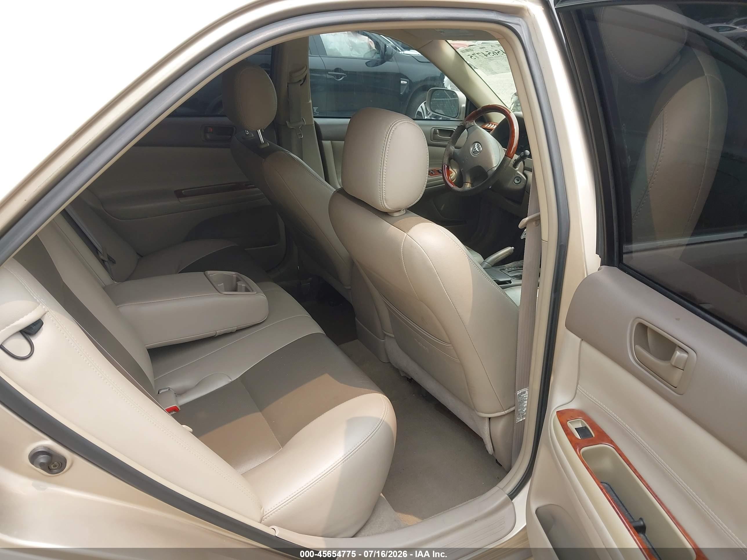 2004 Toyota Camry Le Tan vin: 4T1BE32K04U811995