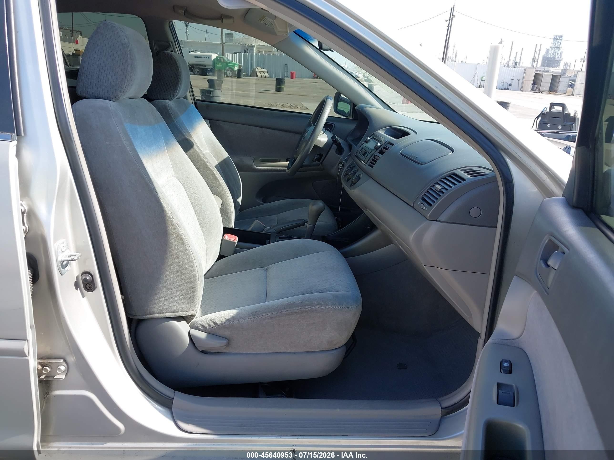 2004 Toyota Camry Le Silver vin: 4T1BE32K04U893629