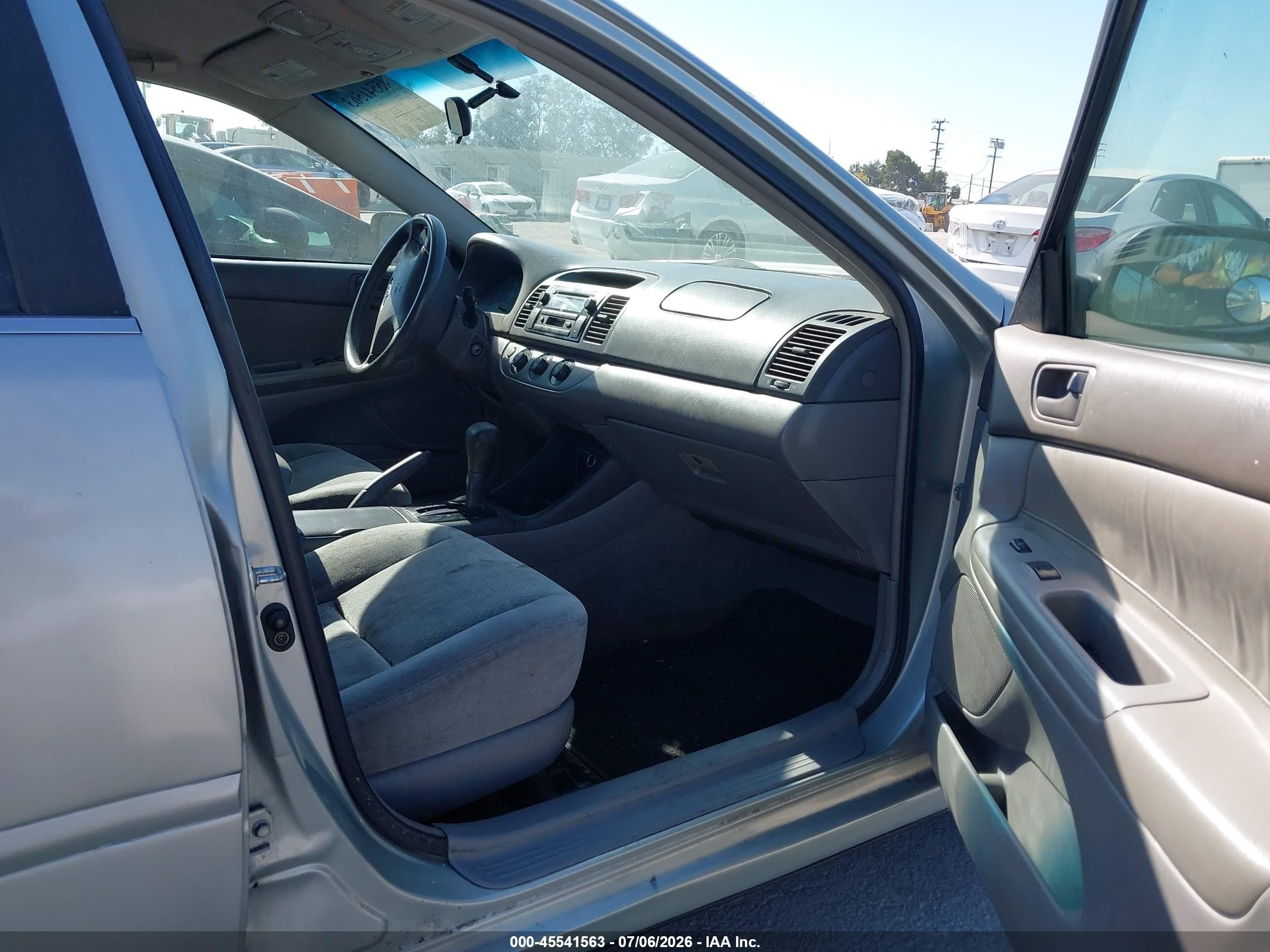 2004 Toyota Camry Le Silver vin: 4T1BE32K04U902376