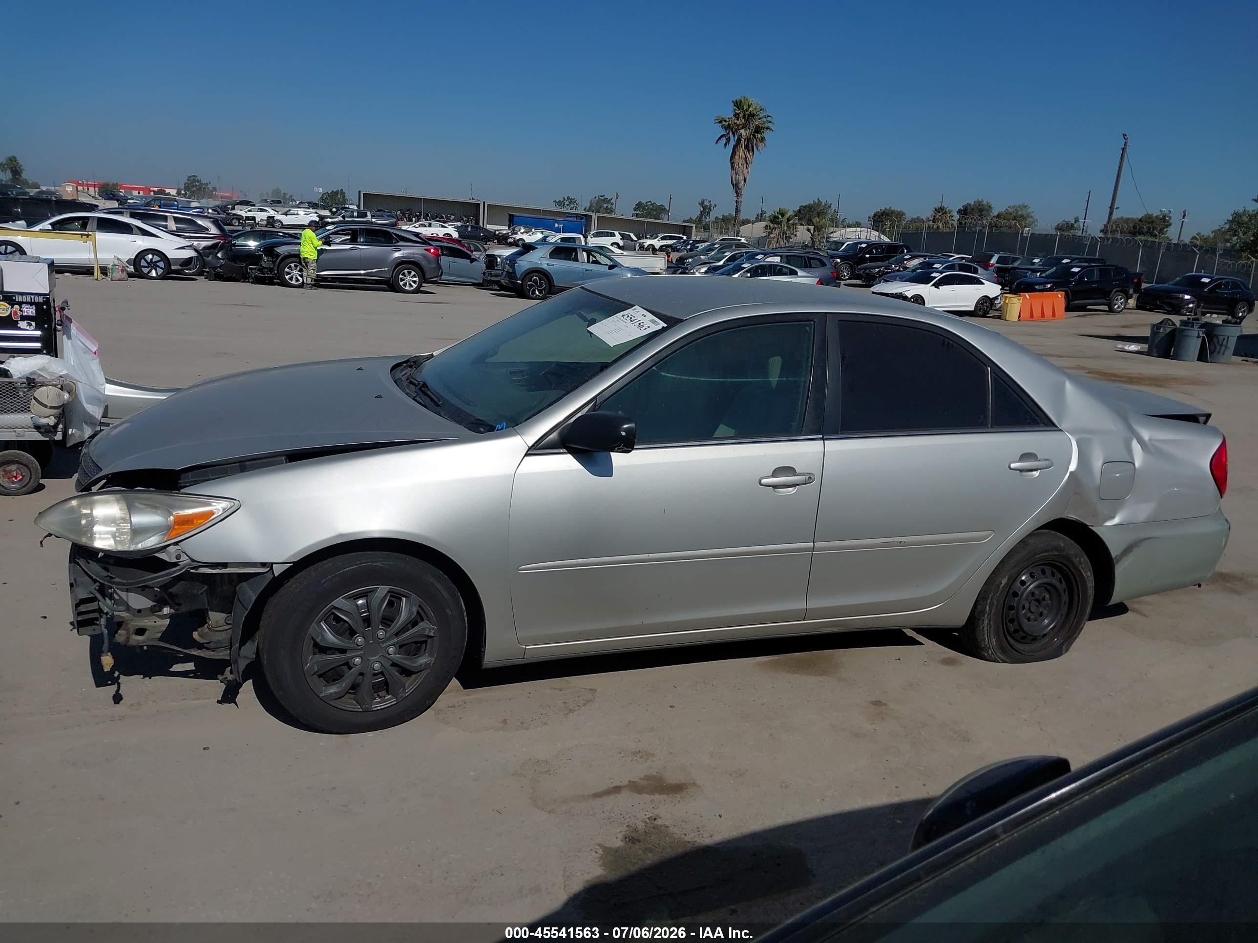 2004 Toyota Camry Le Silver vin: 4T1BE32K04U902376