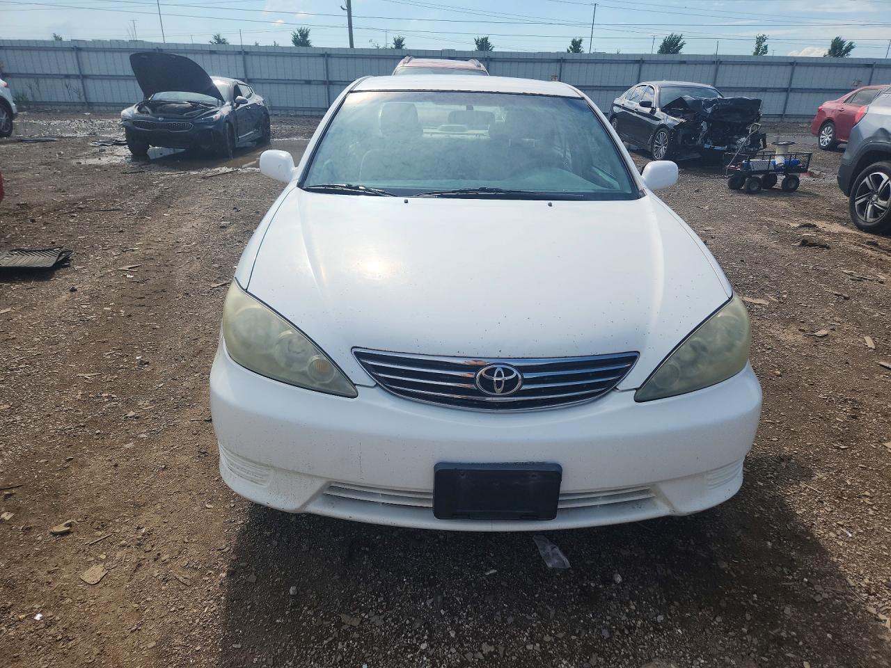 2005 Toyota Camry Le White vin: 4T1BE32K05U005818