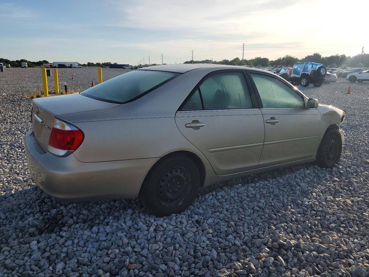 2005 Toyota Camry Le Gold vin: 4T1BE32K05U009609