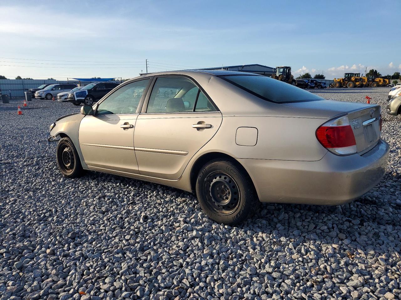 2005 Toyota Camry Le Gold vin: 4T1BE32K05U009609