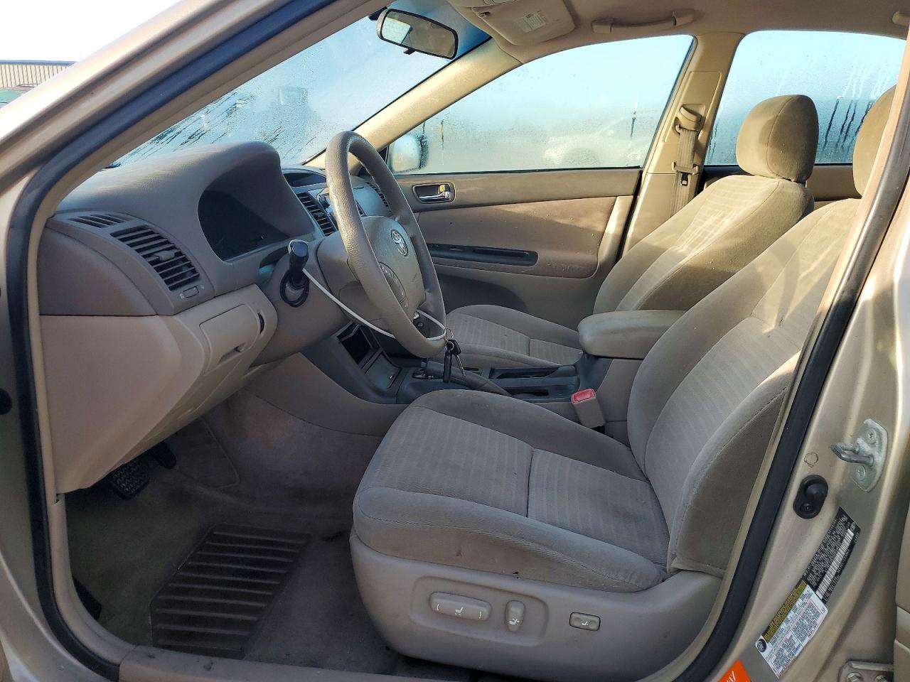 2005 Toyota Camry Le Gold vin: 4T1BE32K05U009609