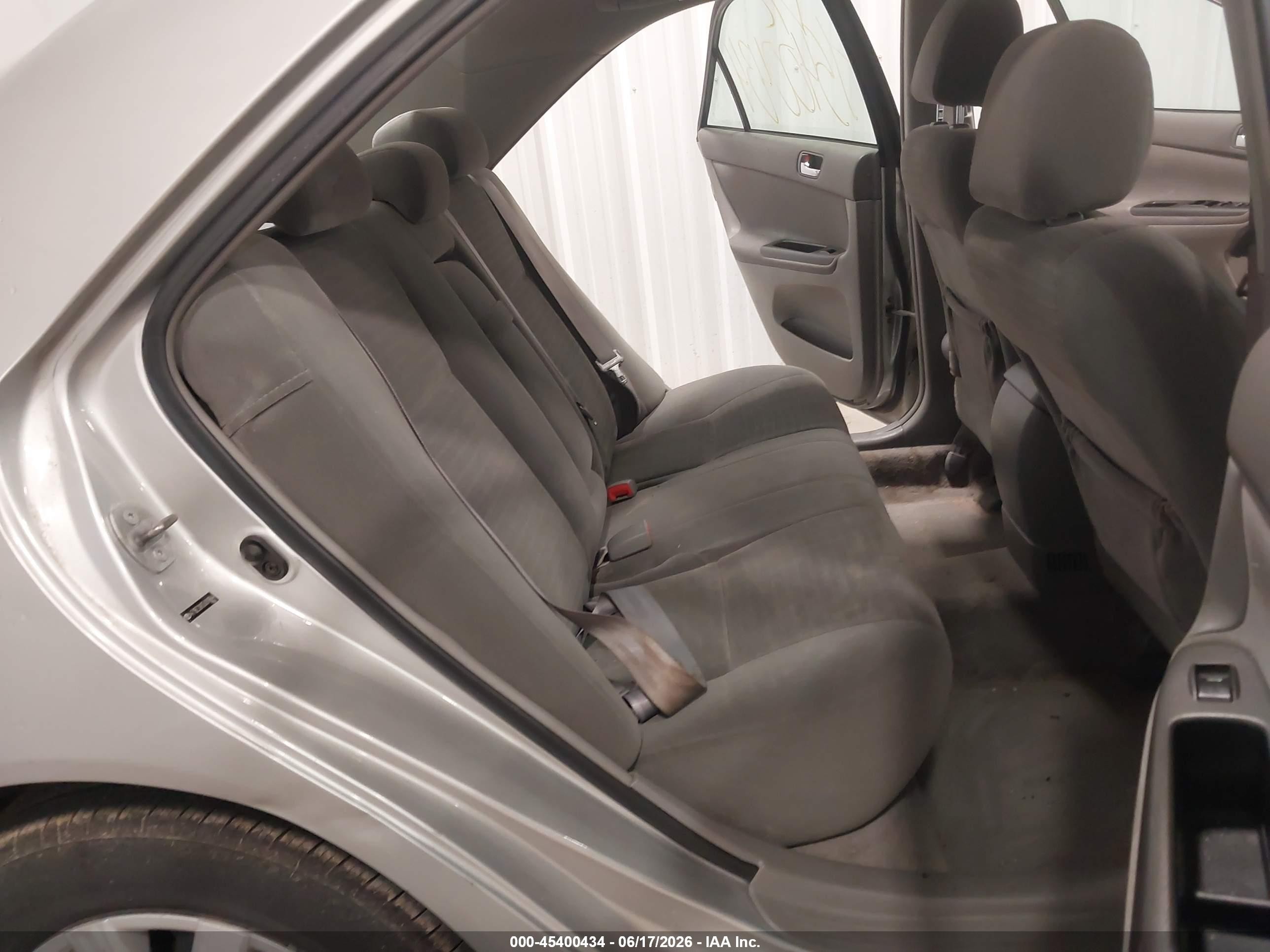 2005 Toyota Camry Le Silver vin: 4T1BE32K05U018844