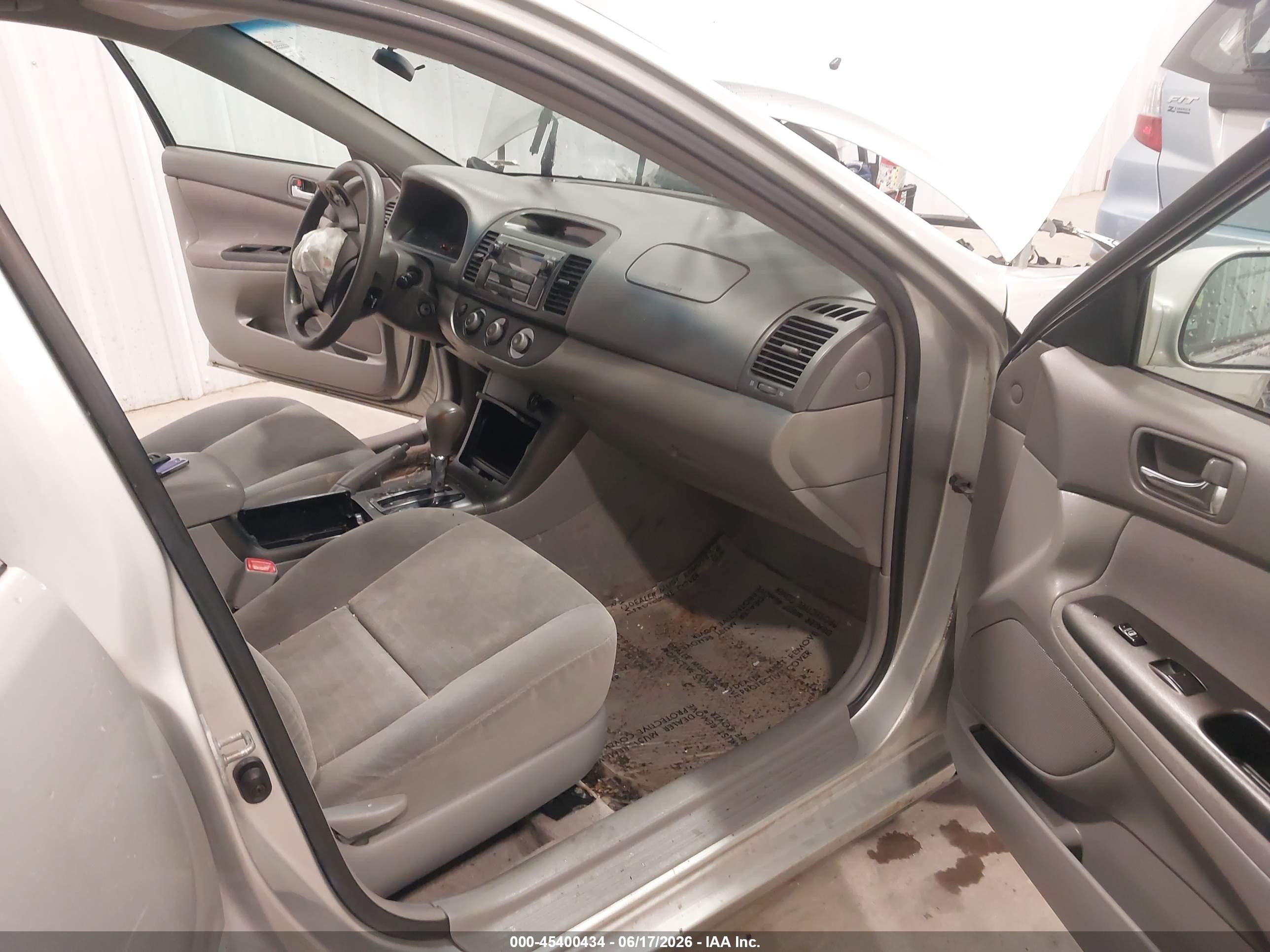 2005 Toyota Camry Le Silver vin: 4T1BE32K05U018844