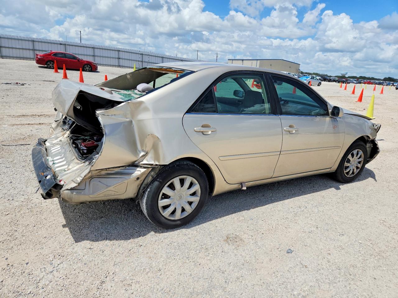 2005 Toyota Camry Le Gold vin: 4T1BE32K05U073715